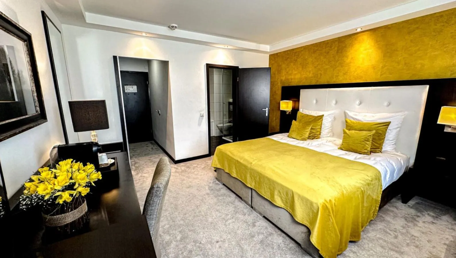 Photo of the whole room, Bed in Hotel Moers van der Valk