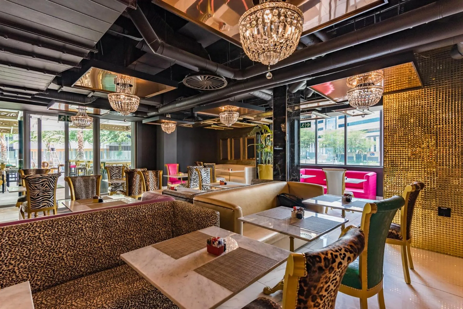 Restaurant/places to eat in Hotel Sky Sandton