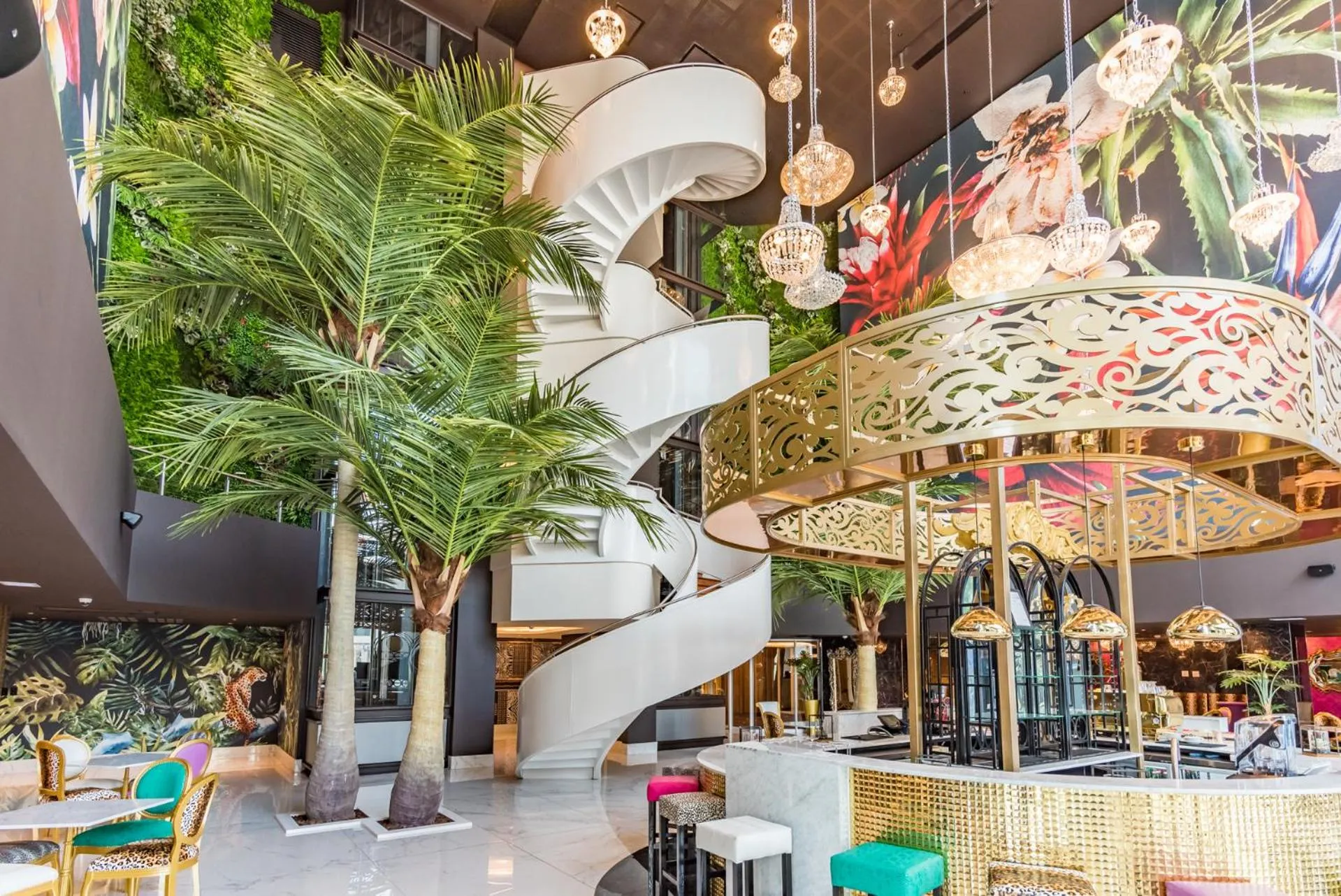 Restaurant/places to eat in Hotel Sky Sandton