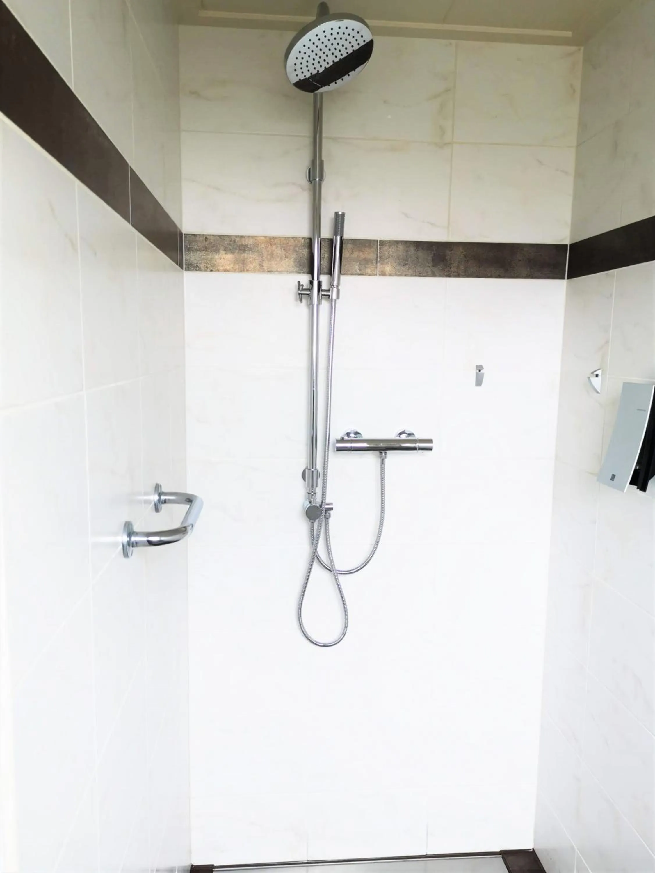 Shower in B & B Marrum Hotel Marrum