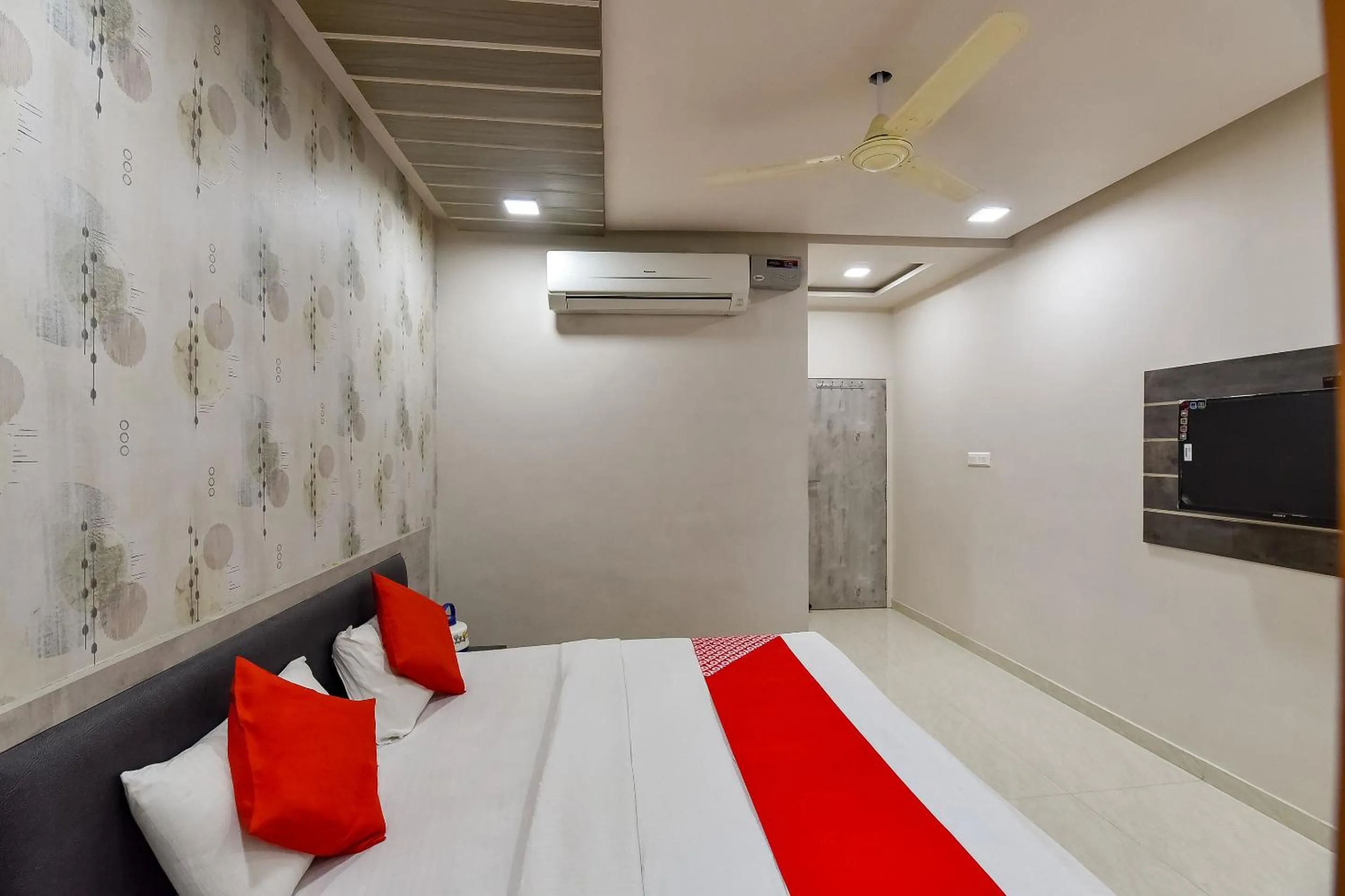 Bedroom in Super Hotel O Jagmohan Hotel