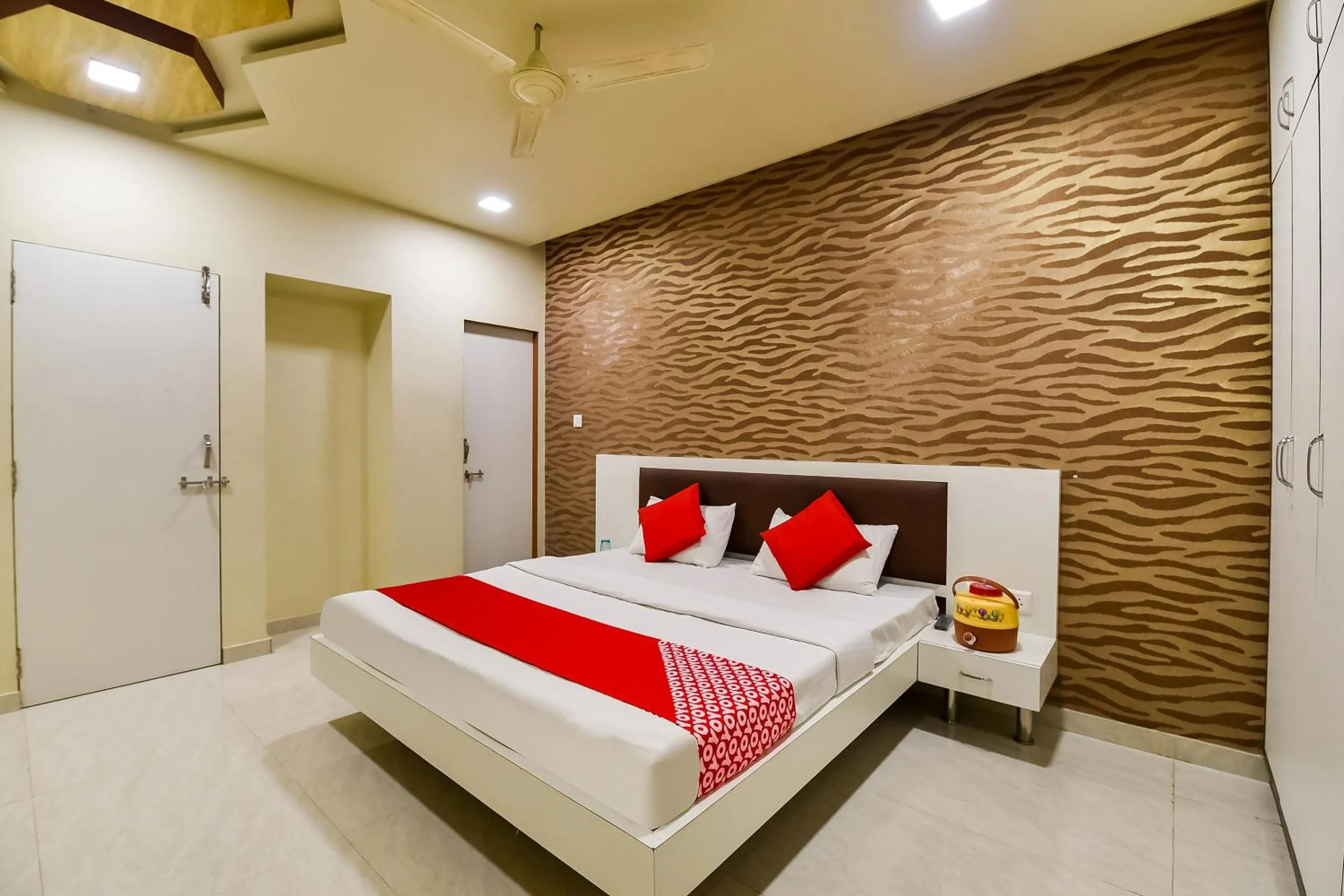 Bedroom in Super Hotel O Jagmohan Hotel