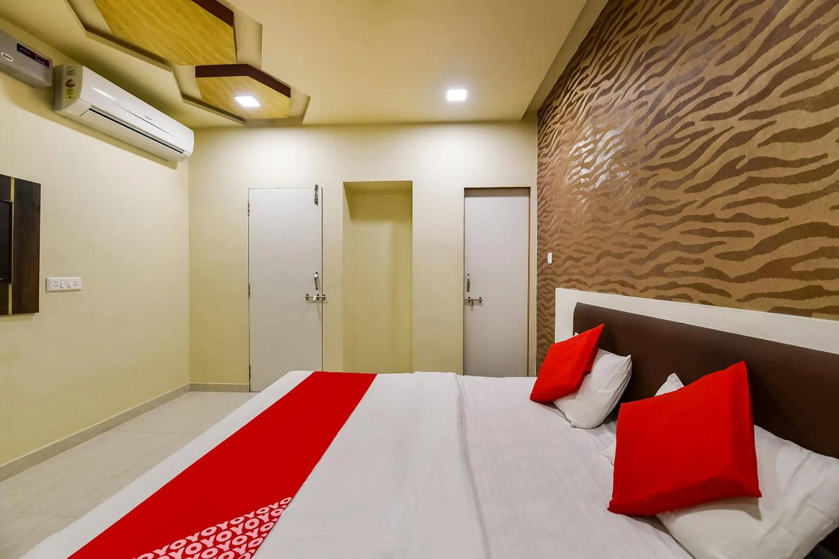 Bedroom in Super Hotel O Jagmohan Hotel