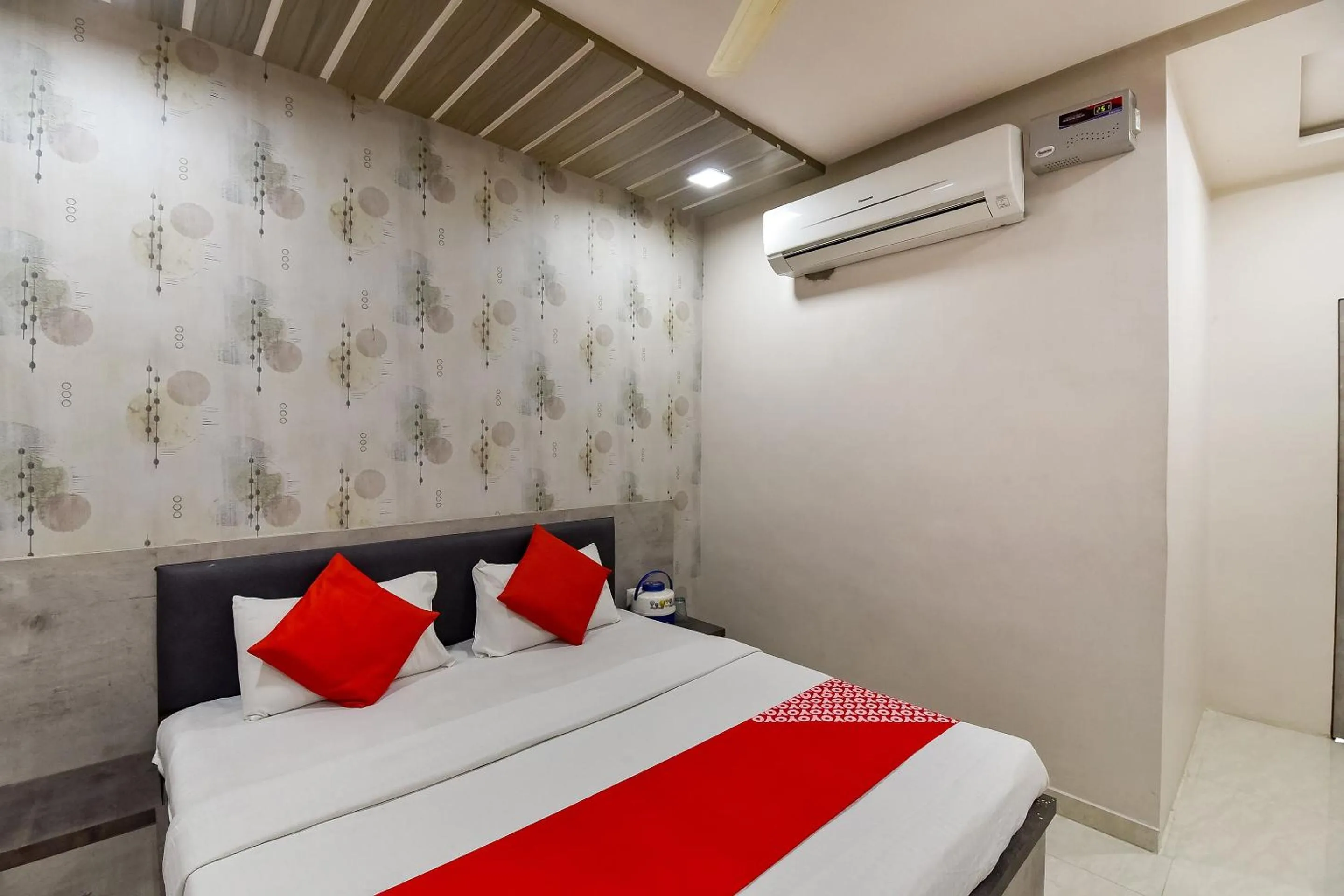 Bedroom in Super Hotel O Jagmohan Hotel