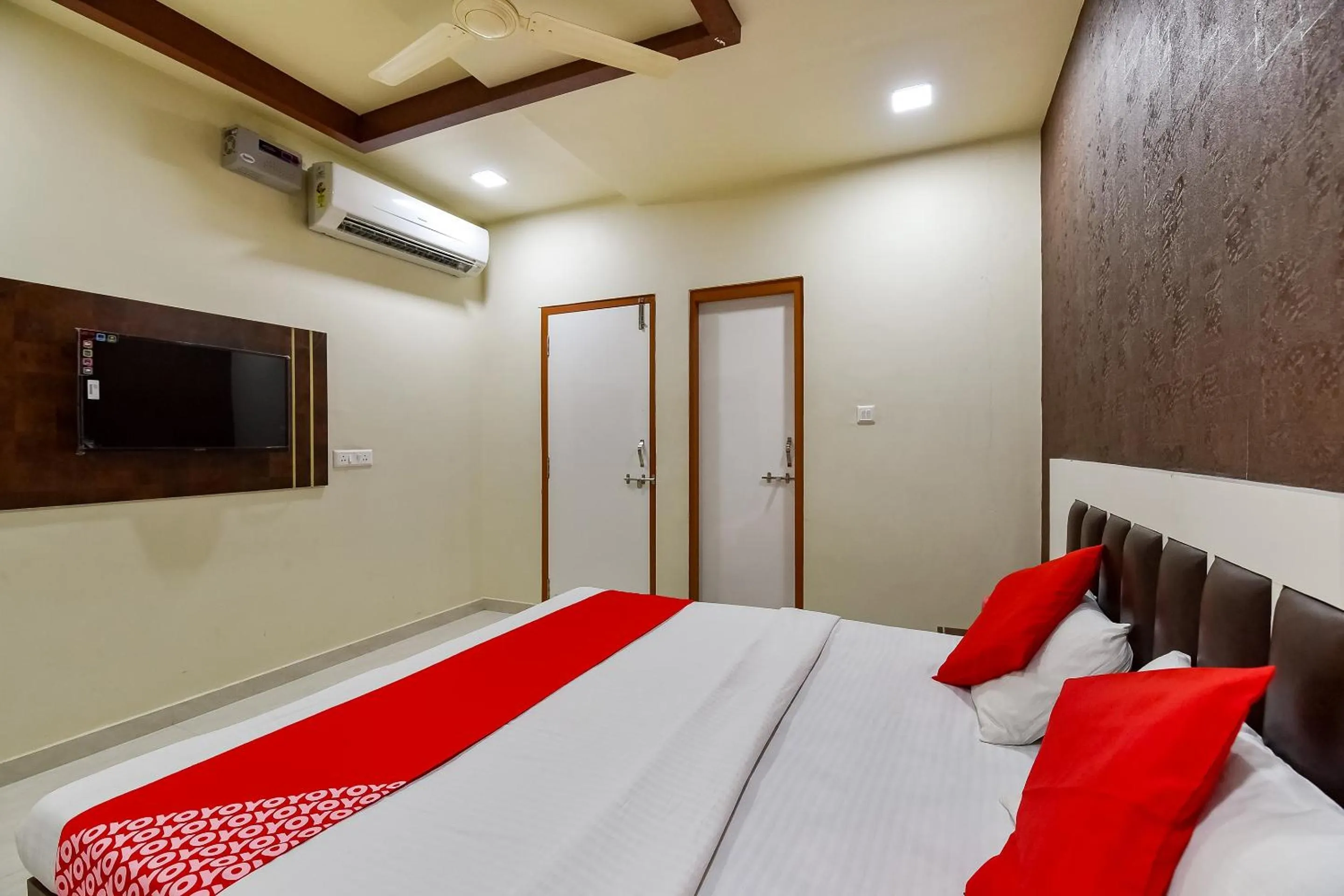 Bedroom in Super Hotel O Jagmohan Hotel