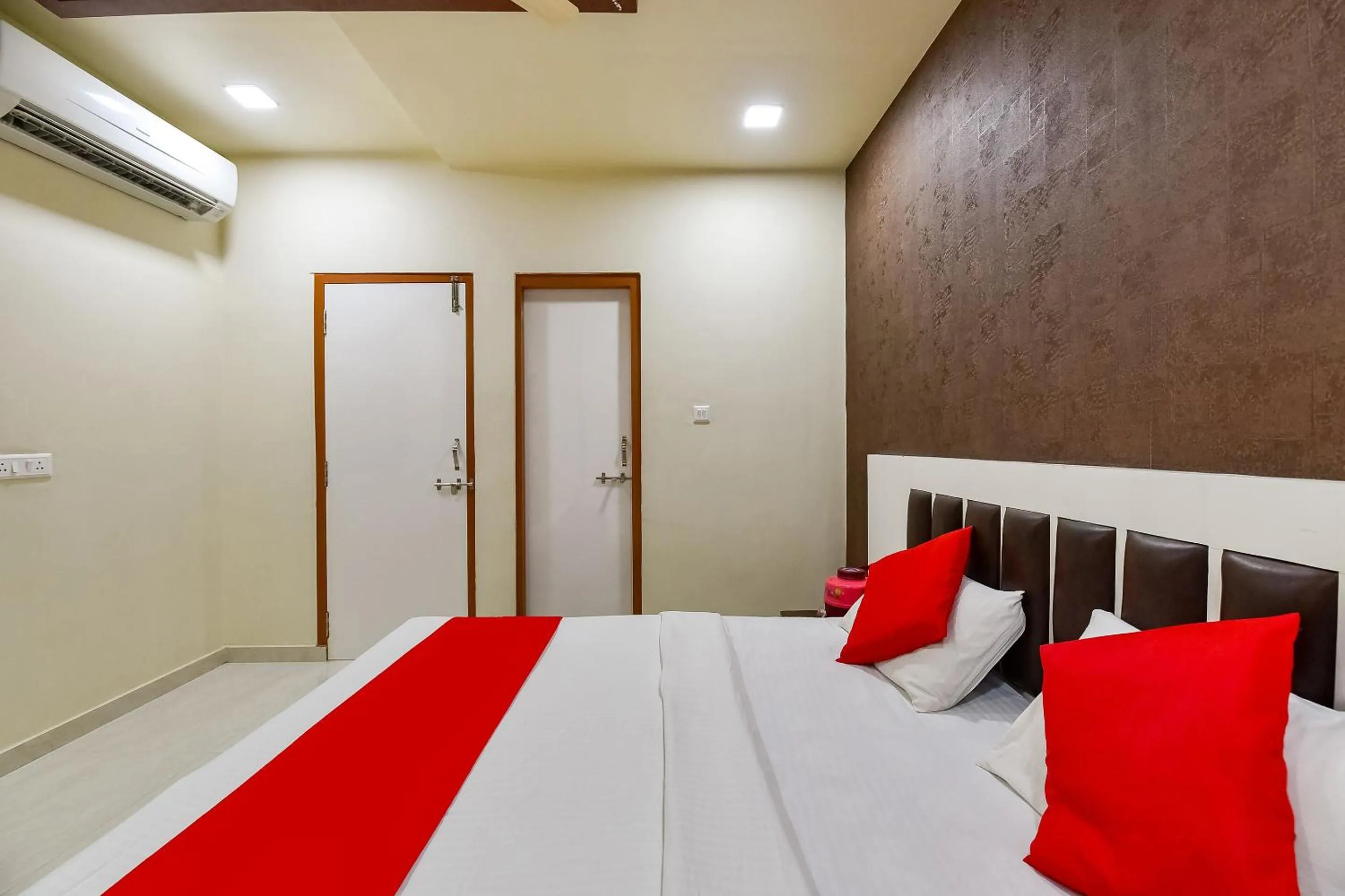 Bedroom in Super Hotel O Jagmohan Hotel