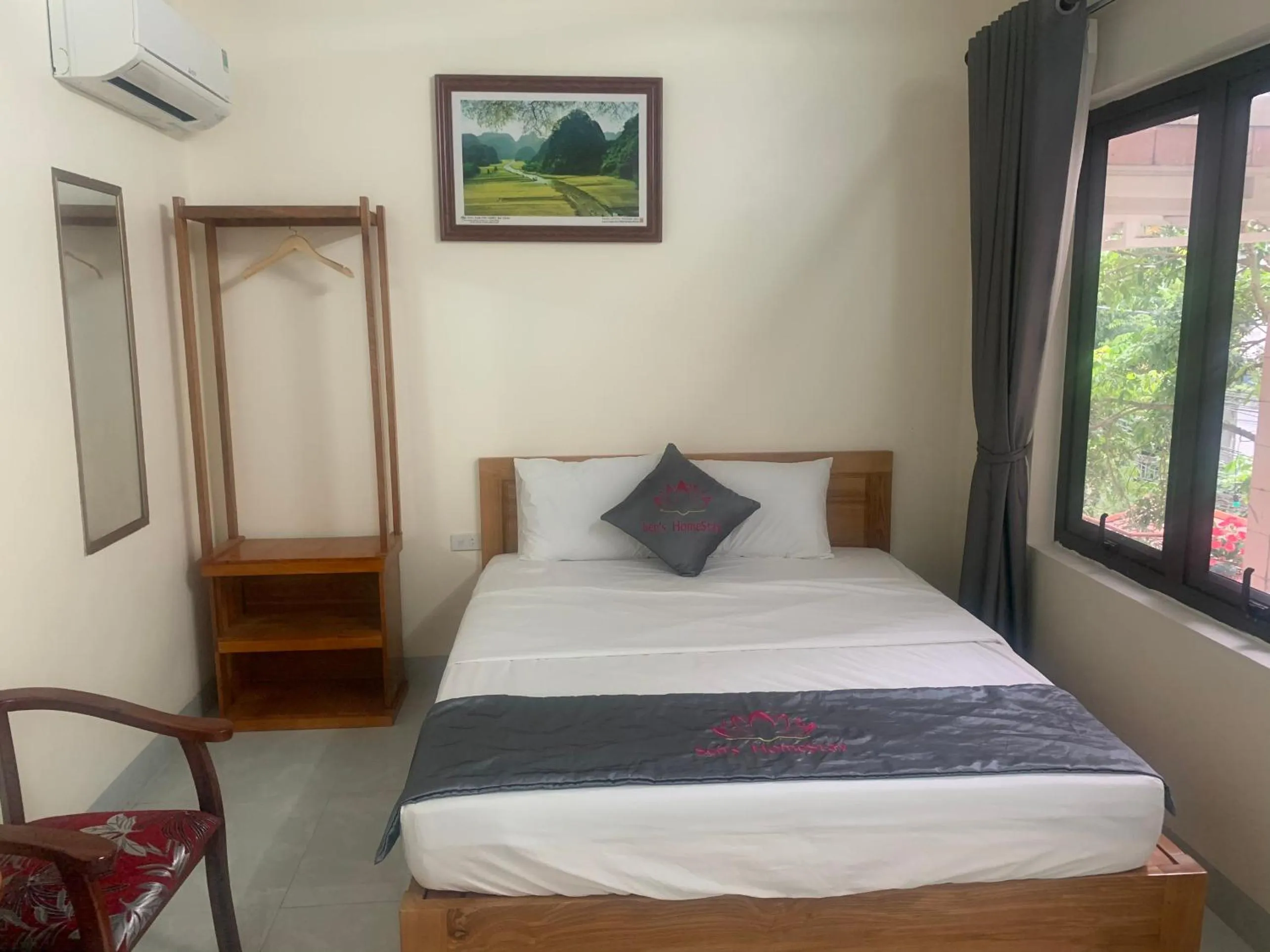 Photo of the whole room, Bed in Sen's Homestay