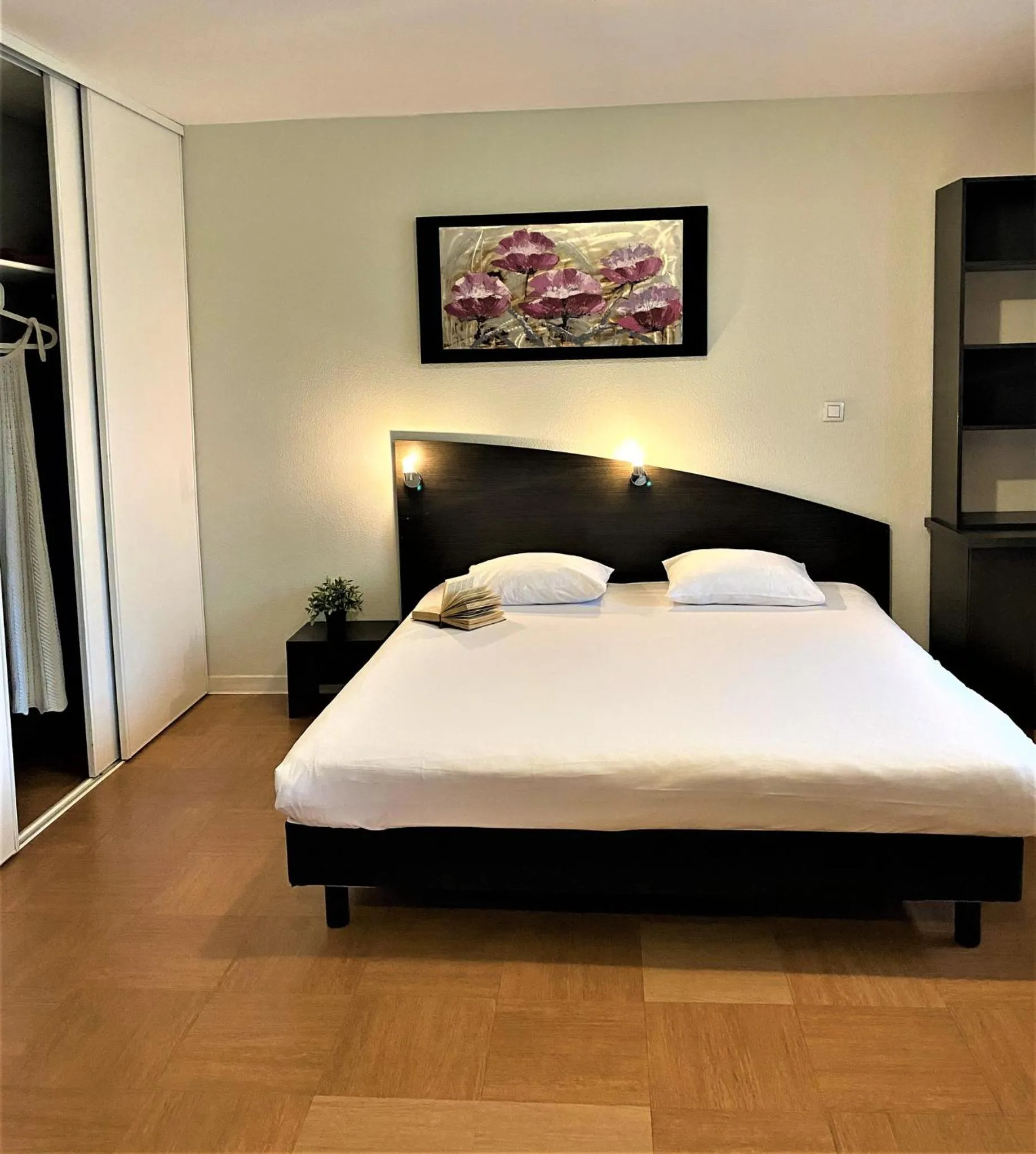 Bed in ApartHotel Sainte-Marthe