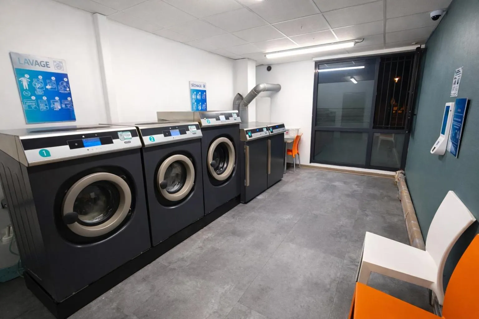 washing machine in ApartHotel Sainte-Marthe