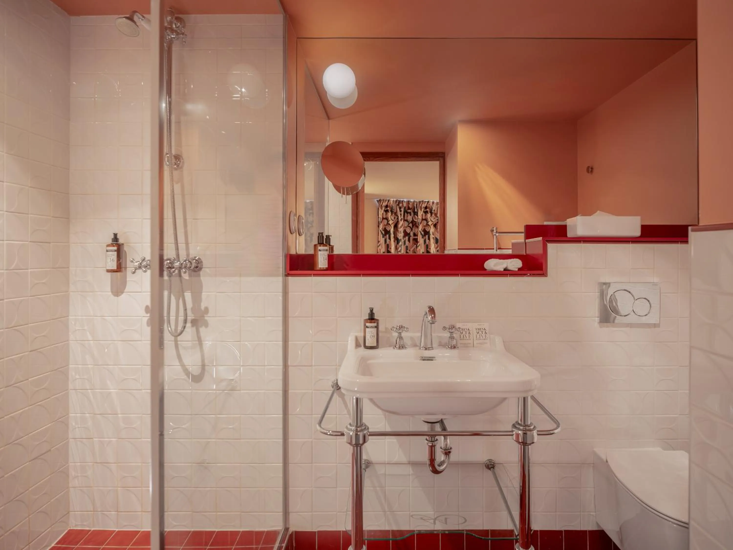 Bathroom in Hôtel Saint-André des Arts