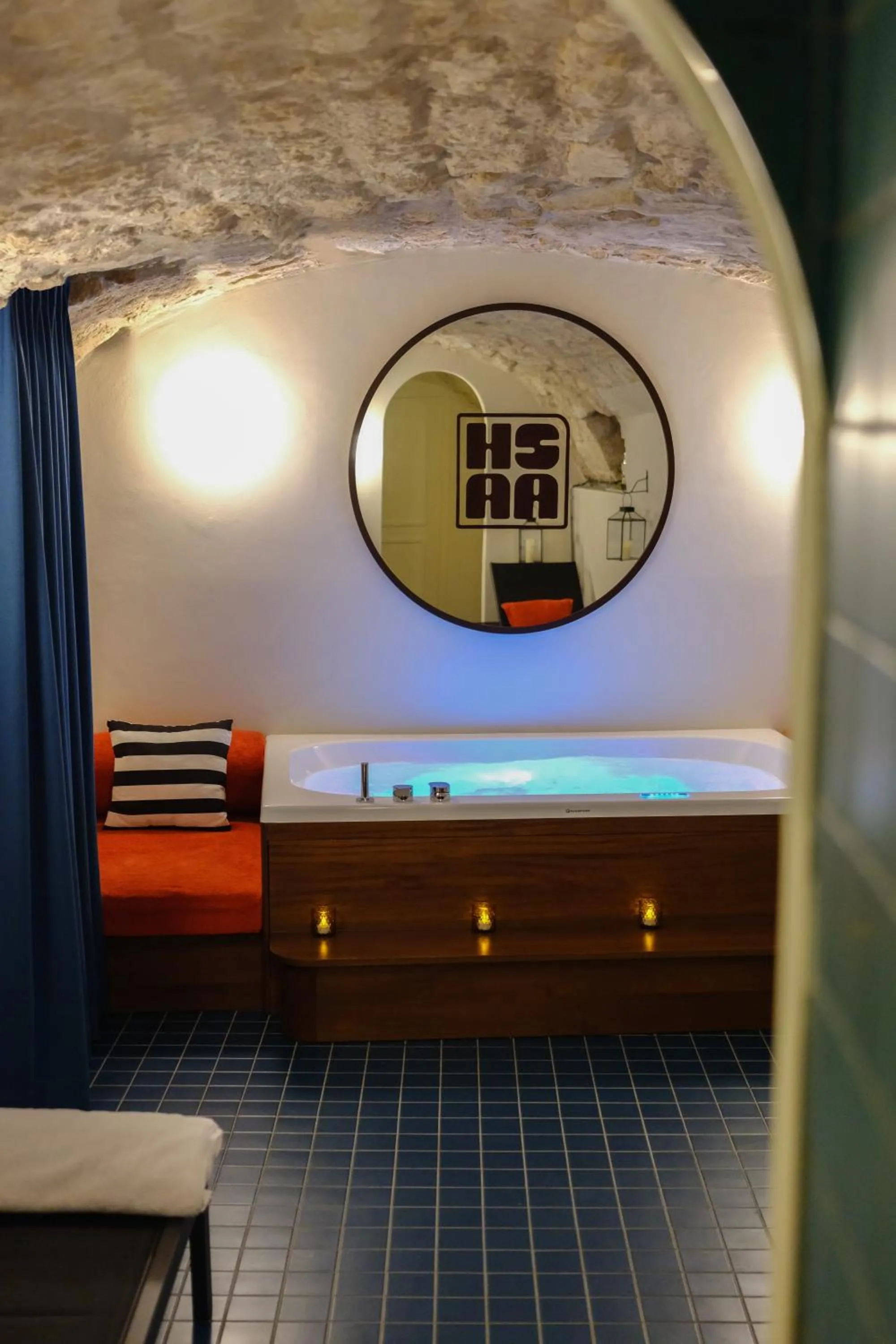 Hot Tub in Hôtel Saint-André des Arts
