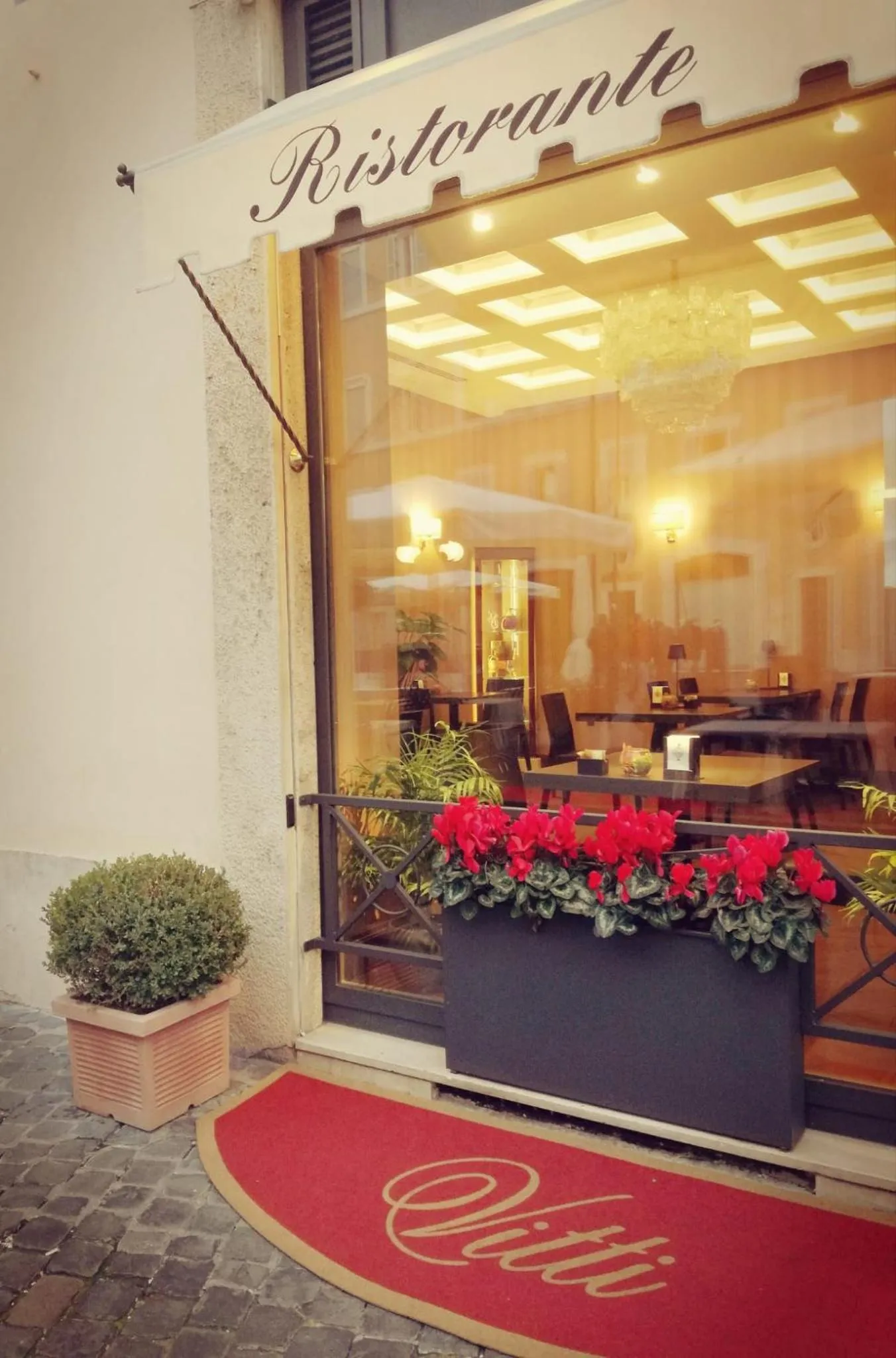 Restaurant/places to eat in Hotel La Place Roma