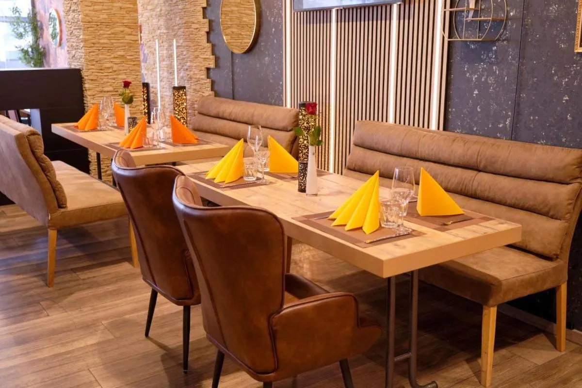 Restaurant/places to eat in Hotel Amper