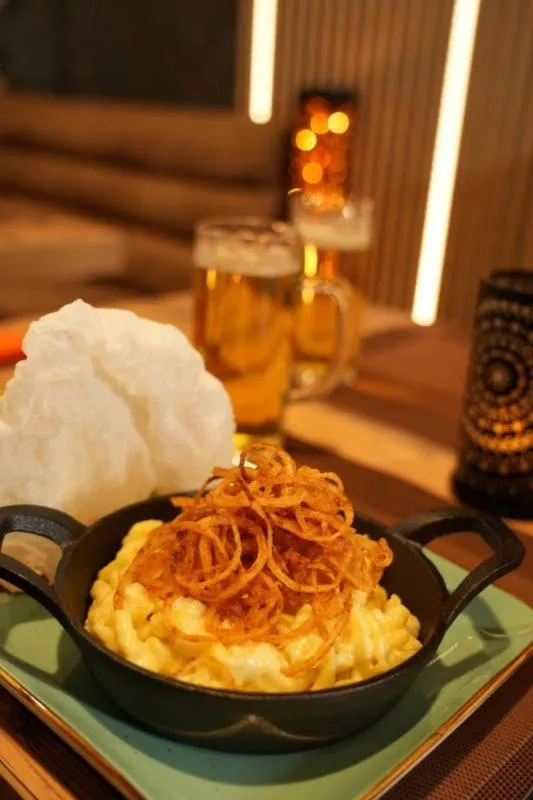 Restaurant/places to eat in Hotel Amper