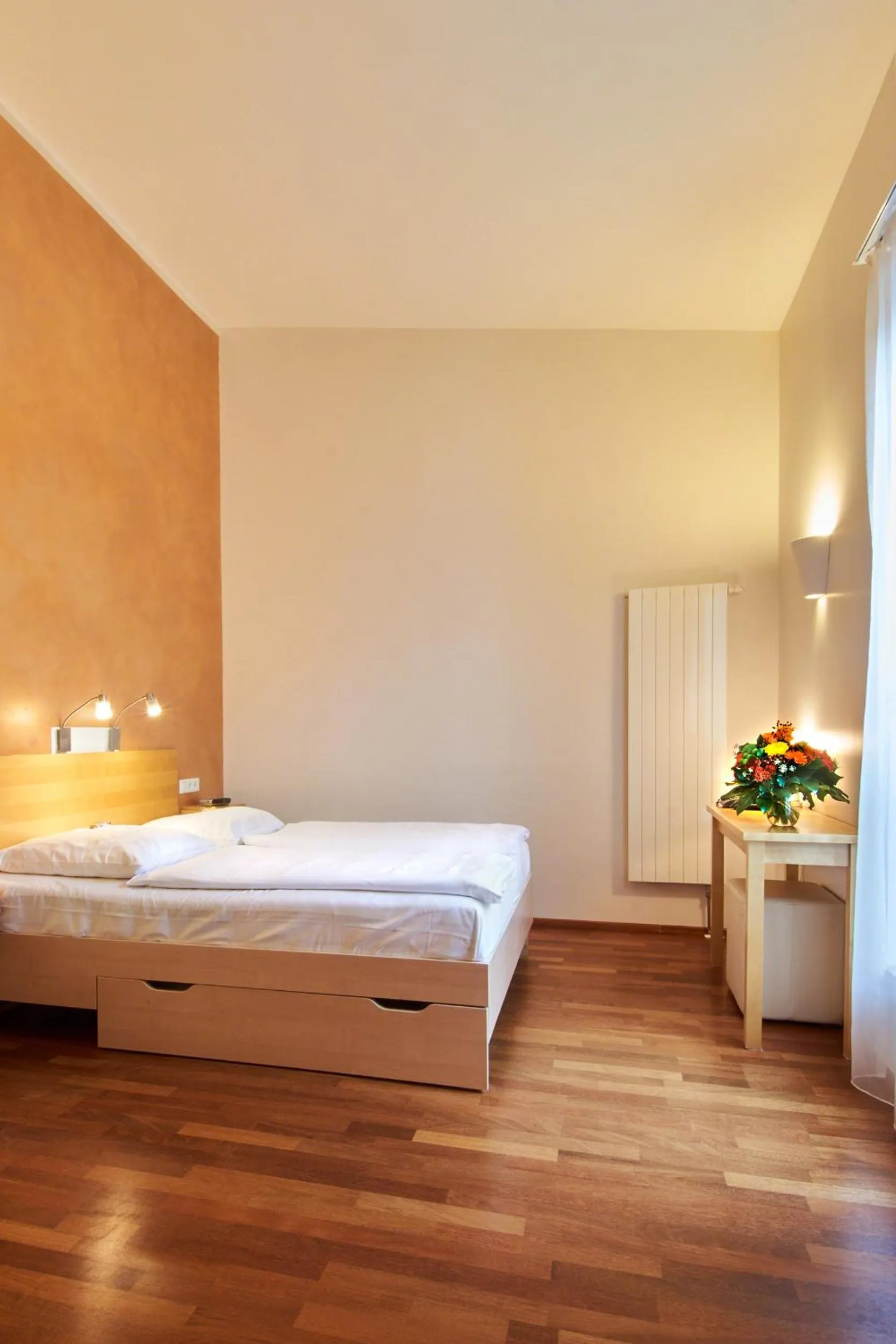 Photo of the whole room, Bed in Town Hotel Wiesbaden - kleines Privathotel in Bestlage