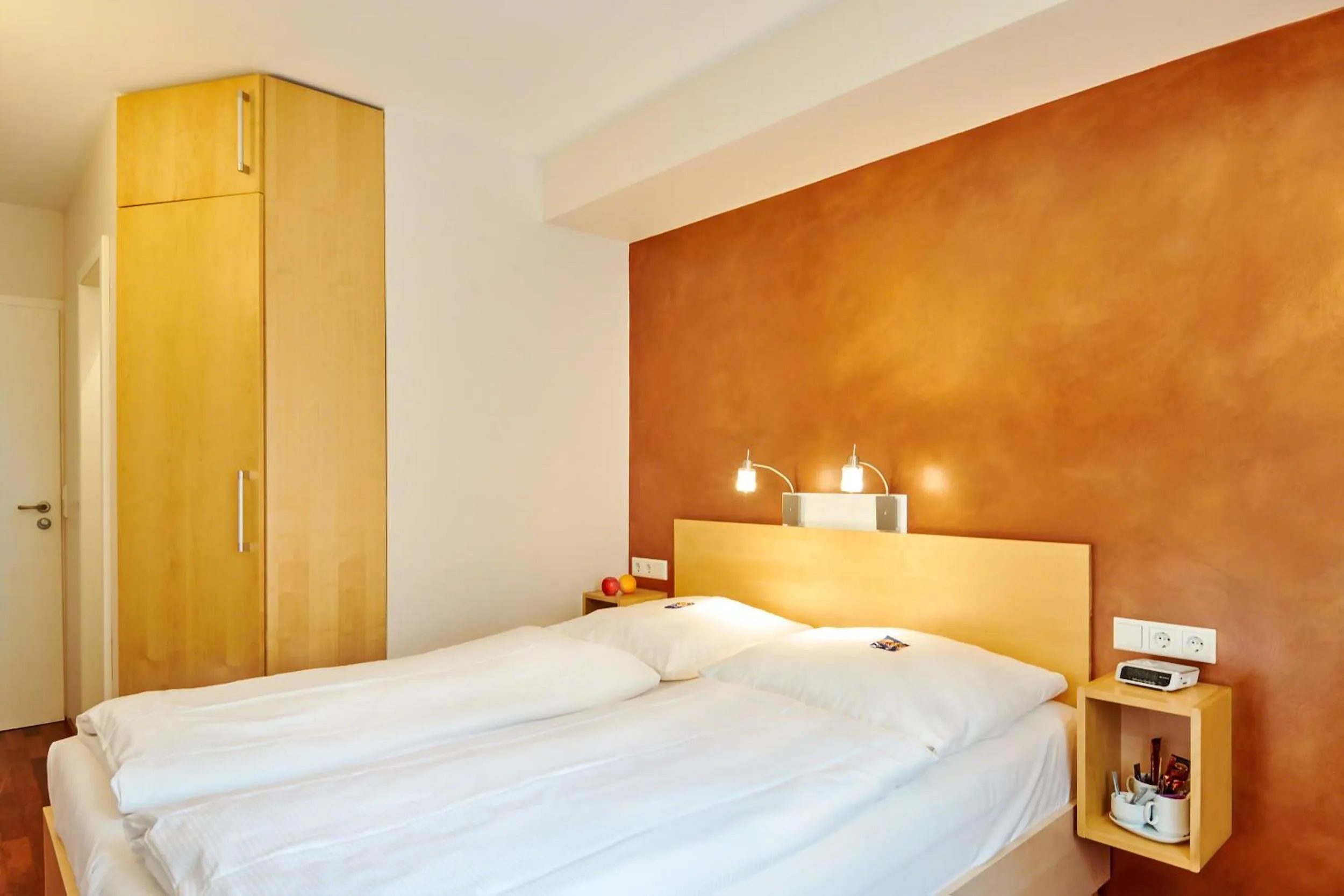 Photo of the whole room, Bed in Town Hotel Wiesbaden - kleines Privathotel in Bestlage