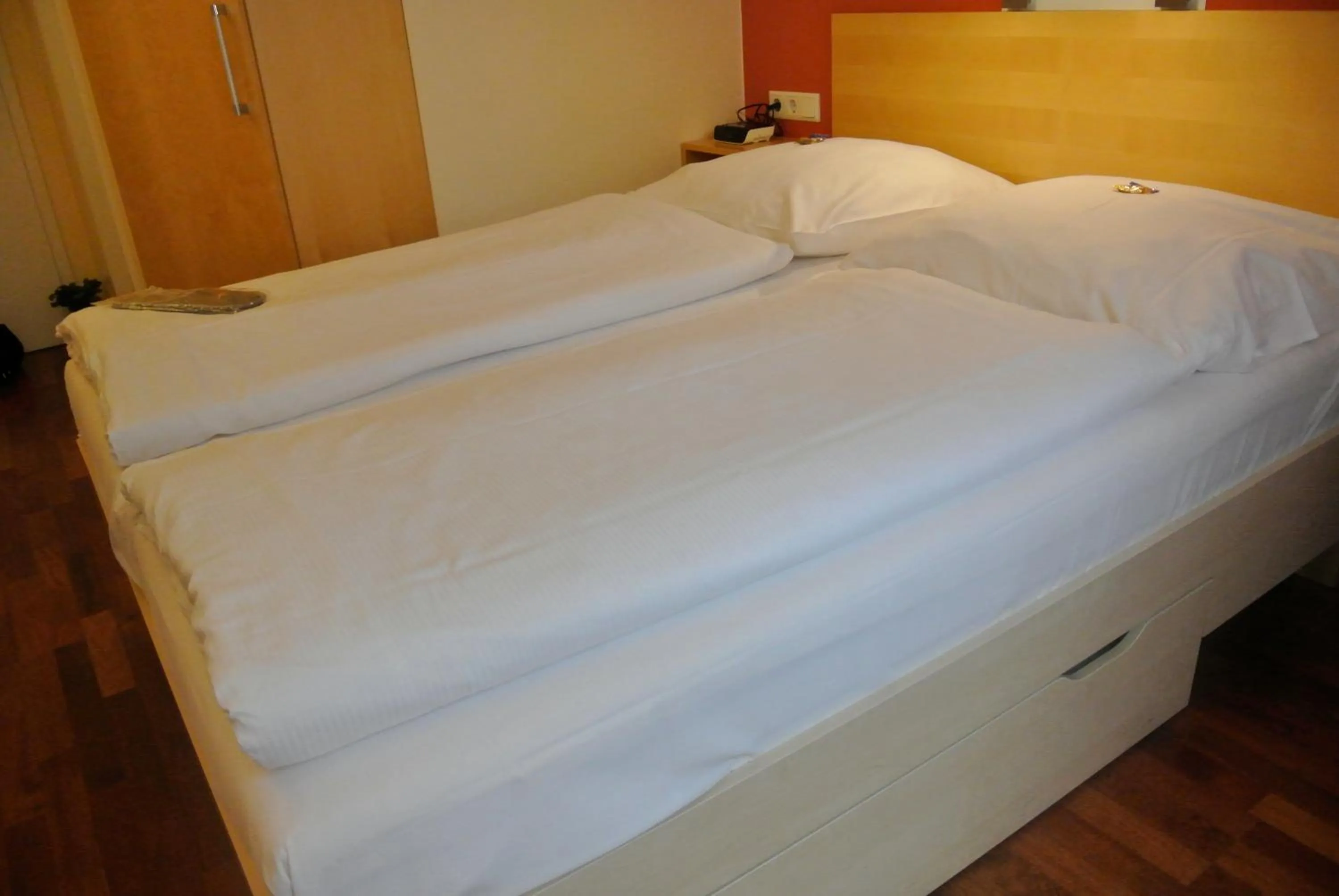 Bed in Town Hotel Wiesbaden - kleines Privathotel in Bestlage