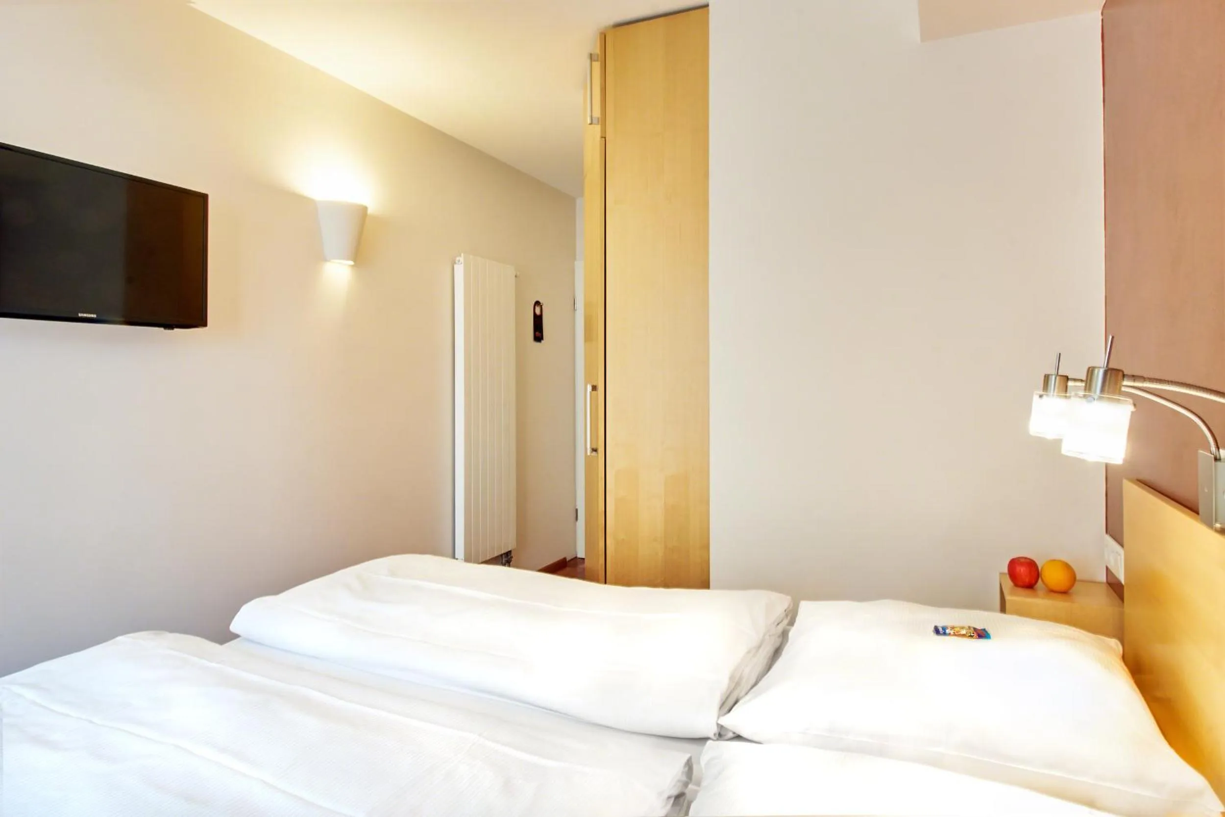 Photo of the whole room, Bed in Town Hotel Wiesbaden - kleines Privathotel in Bestlage