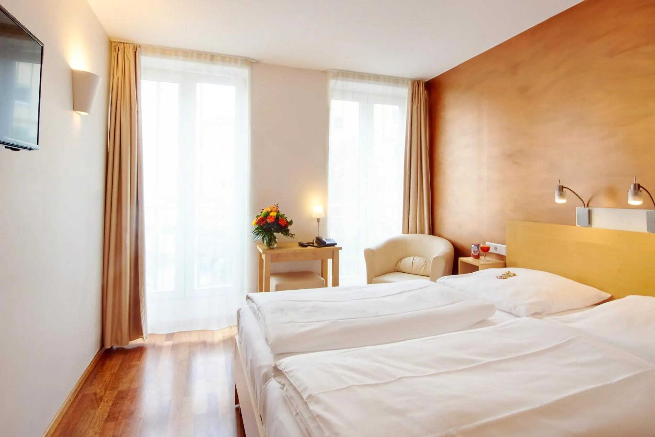 Photo of the whole room, Bed in Town Hotel Wiesbaden - kleines Privathotel in Bestlage