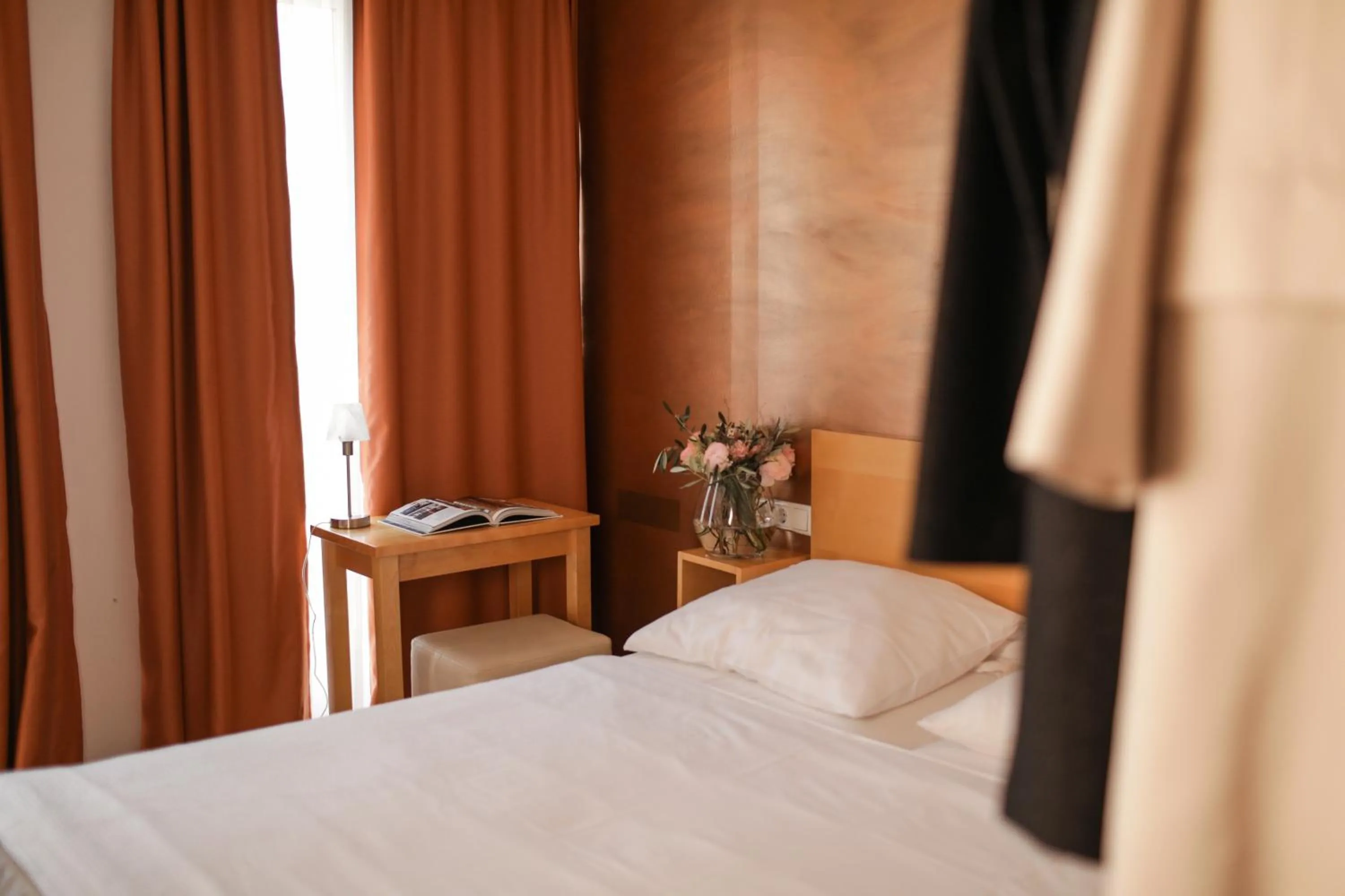 Photo of the whole room, Bed in Town Hotel Wiesbaden - kleines Privathotel in Bestlage