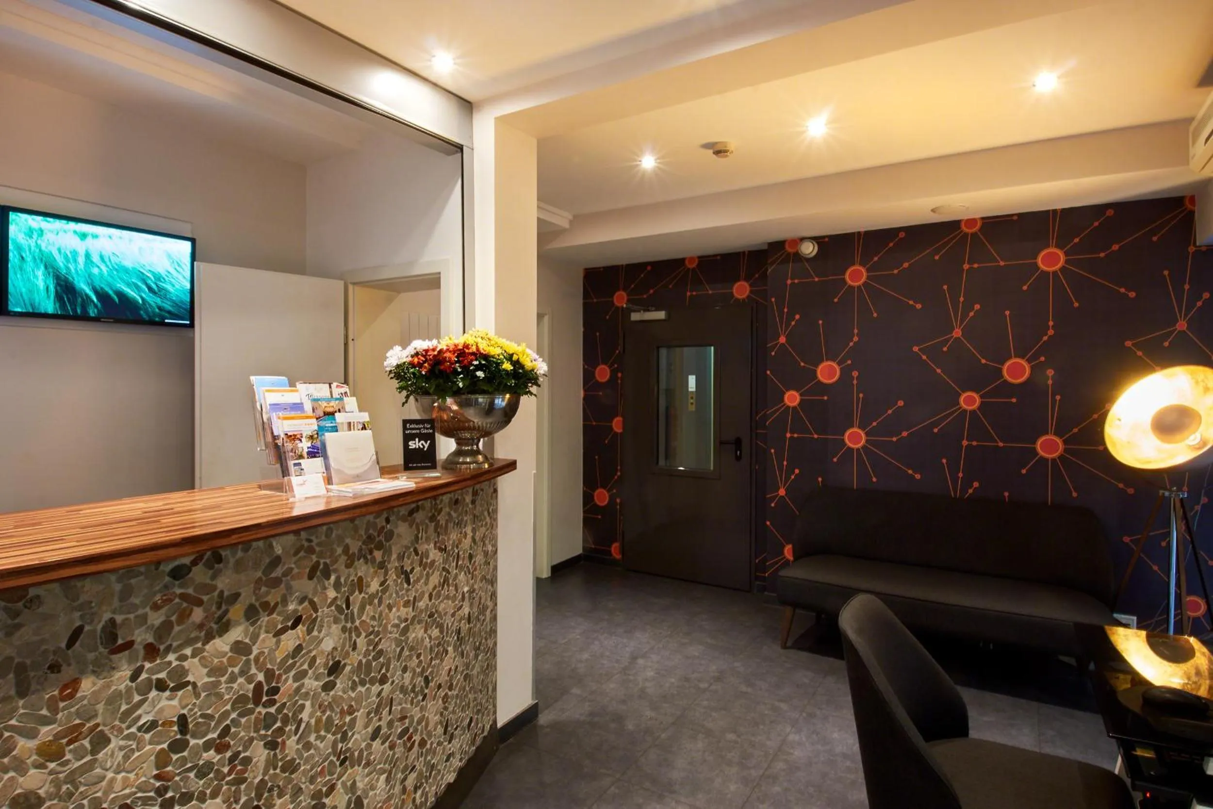 Lobby or reception in Town Hotel Wiesbaden - kleines Privathotel in Bestlage