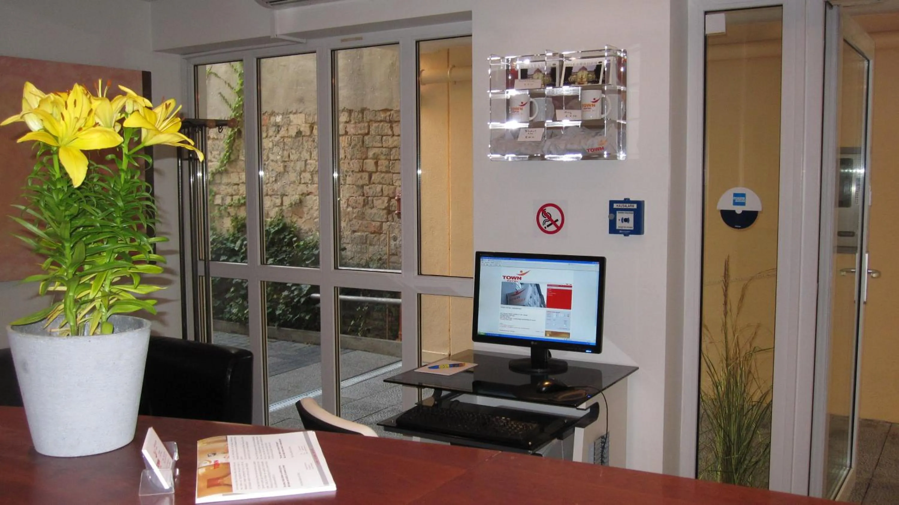 Lobby or reception in Town Hotel Wiesbaden - kleines Privathotel in Bestlage