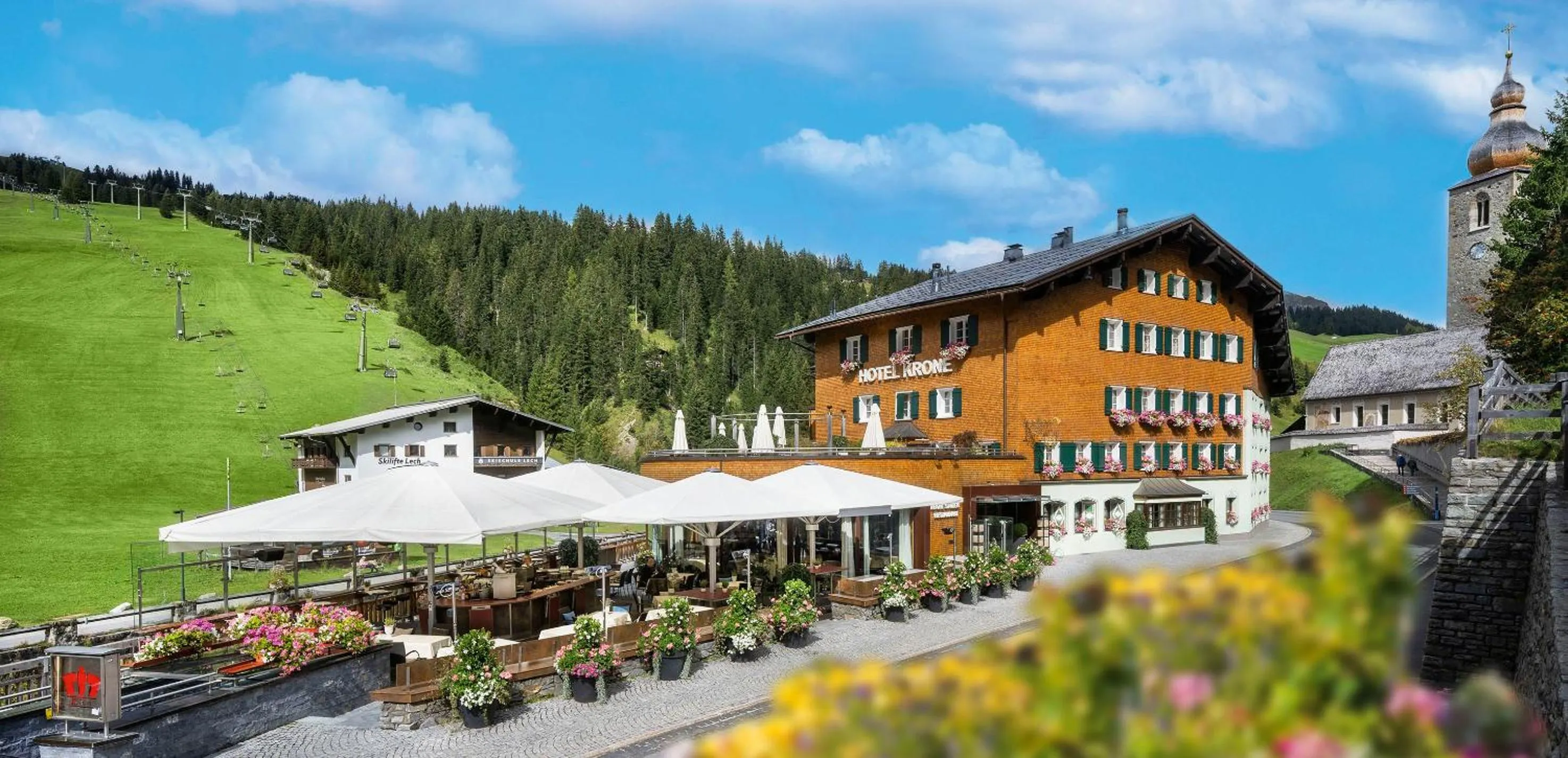Property building in die Krone von Lech - Romantikhotel - Luxushotel in bester Lage