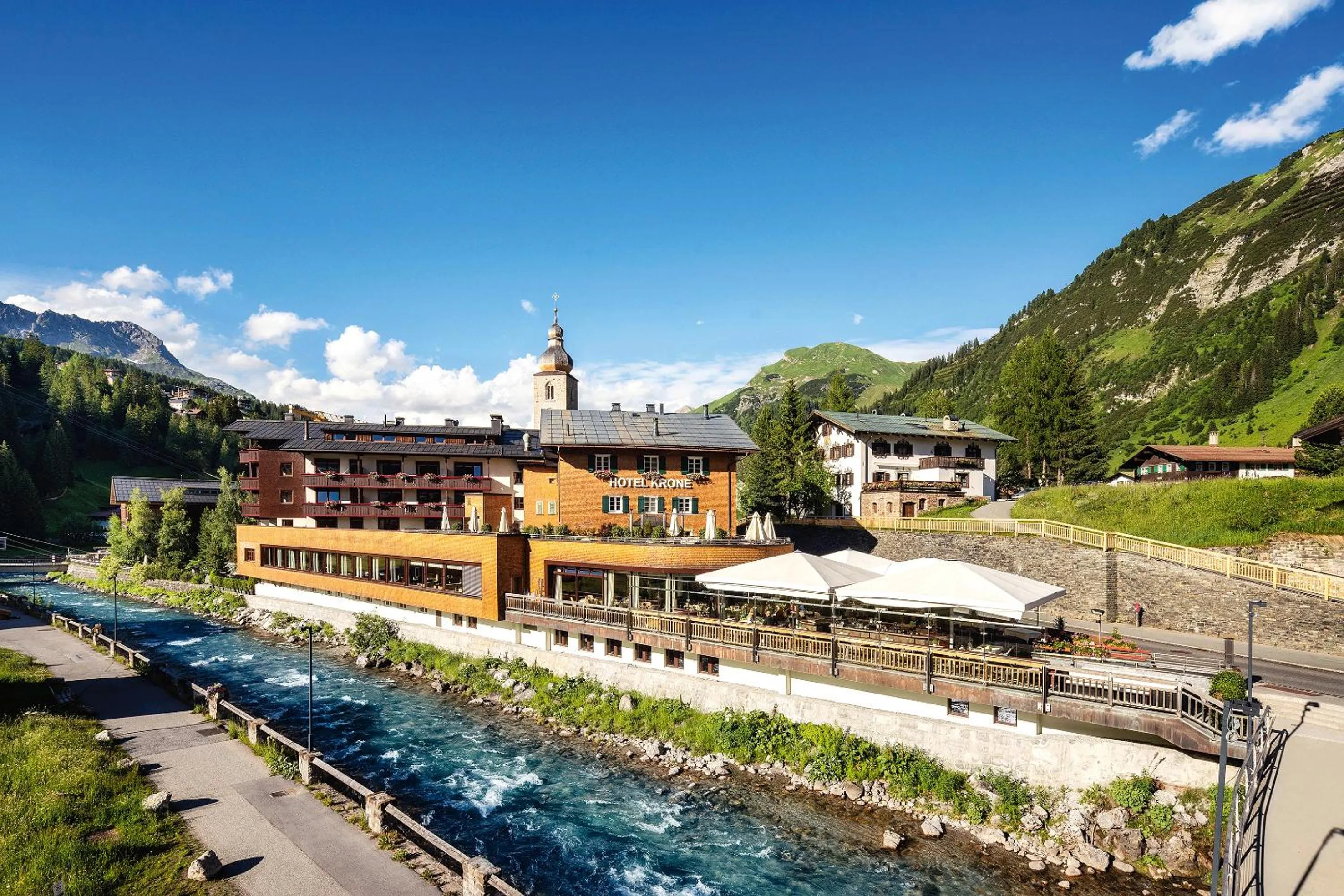 Property building in die Krone von Lech - Romantikhotel - Luxushotel in bester Lage