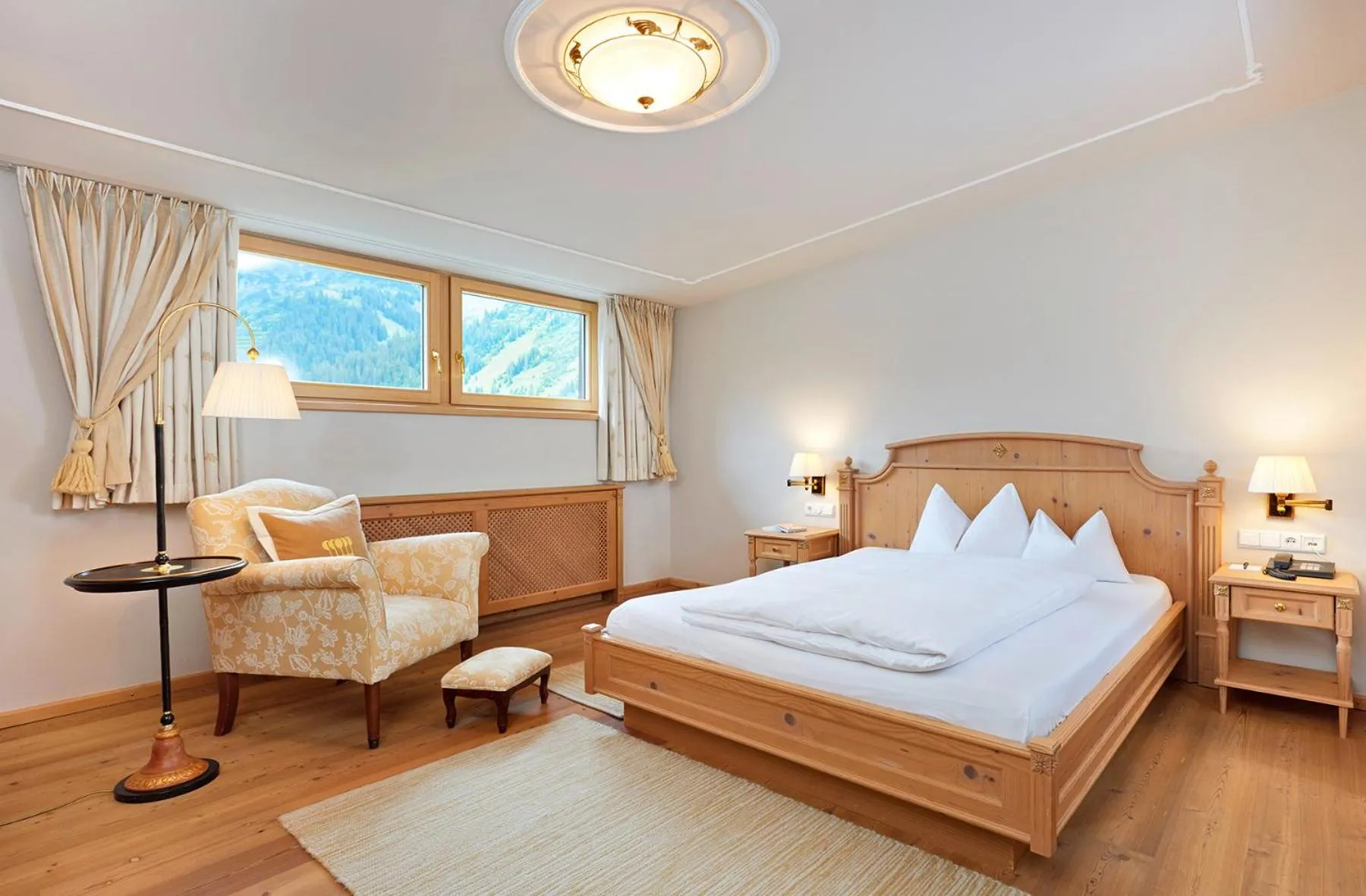 Bed in die Krone von Lech - Romantikhotel - Luxushotel in bester Lage