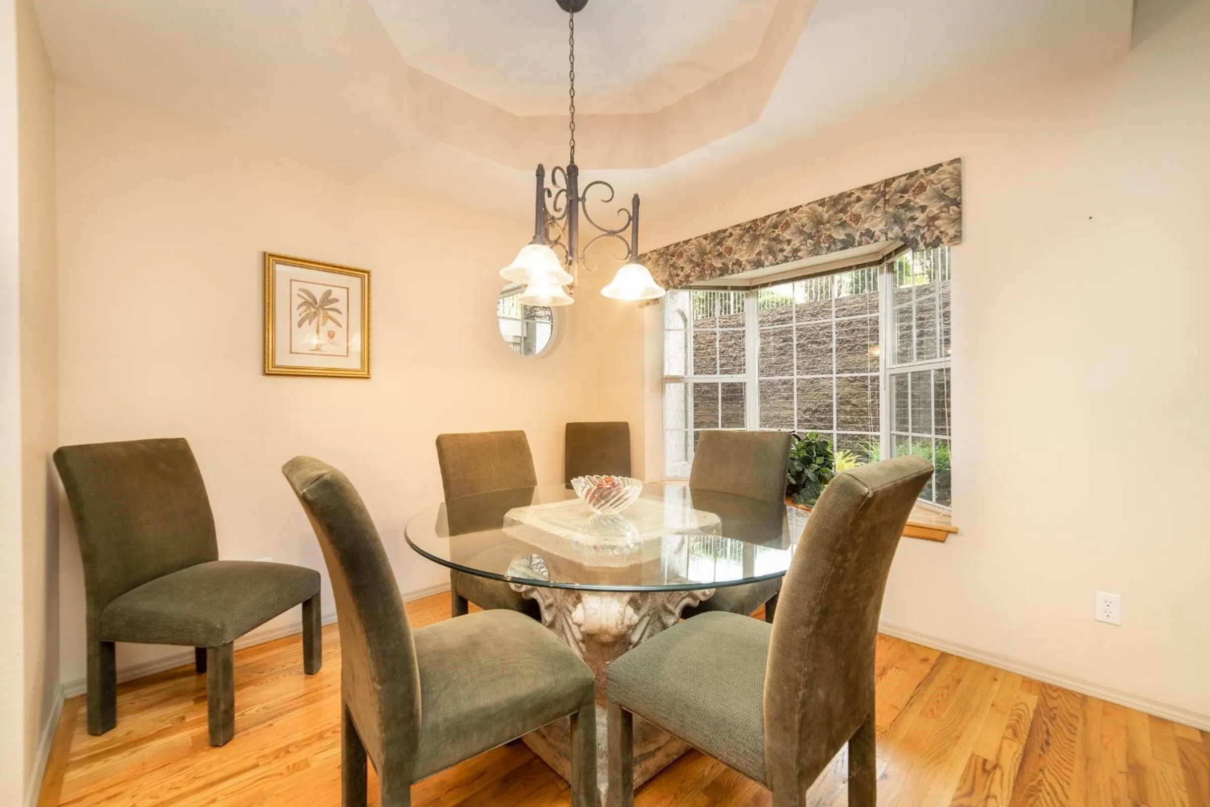 Dining area in Legacy at Thousand Hills