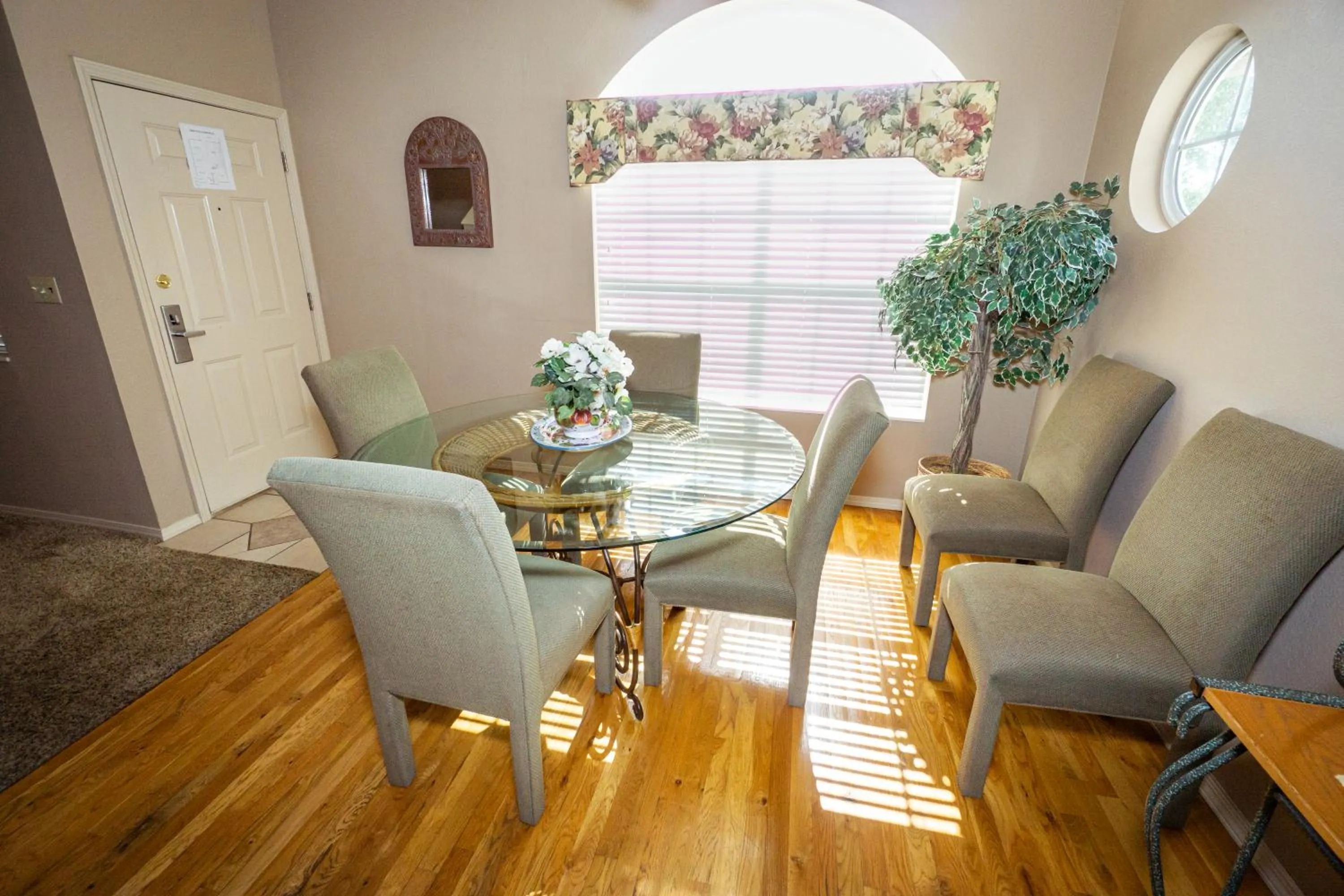 Dining area in Legacy at Thousand Hills