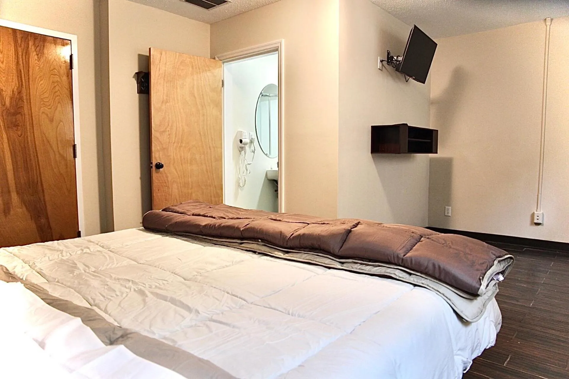 Photo of the whole room, Bed in Pine Mountain Inn