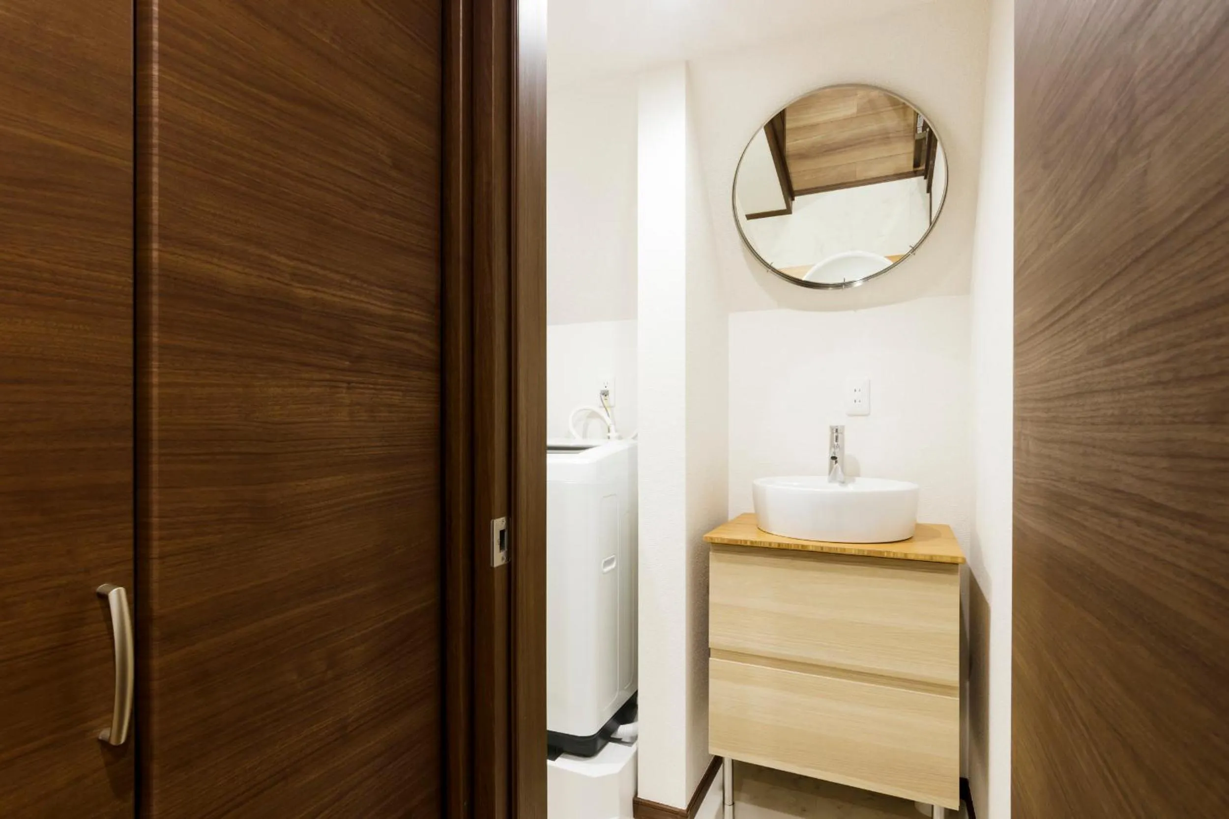 Crescent Moon Nakanoshimbashi