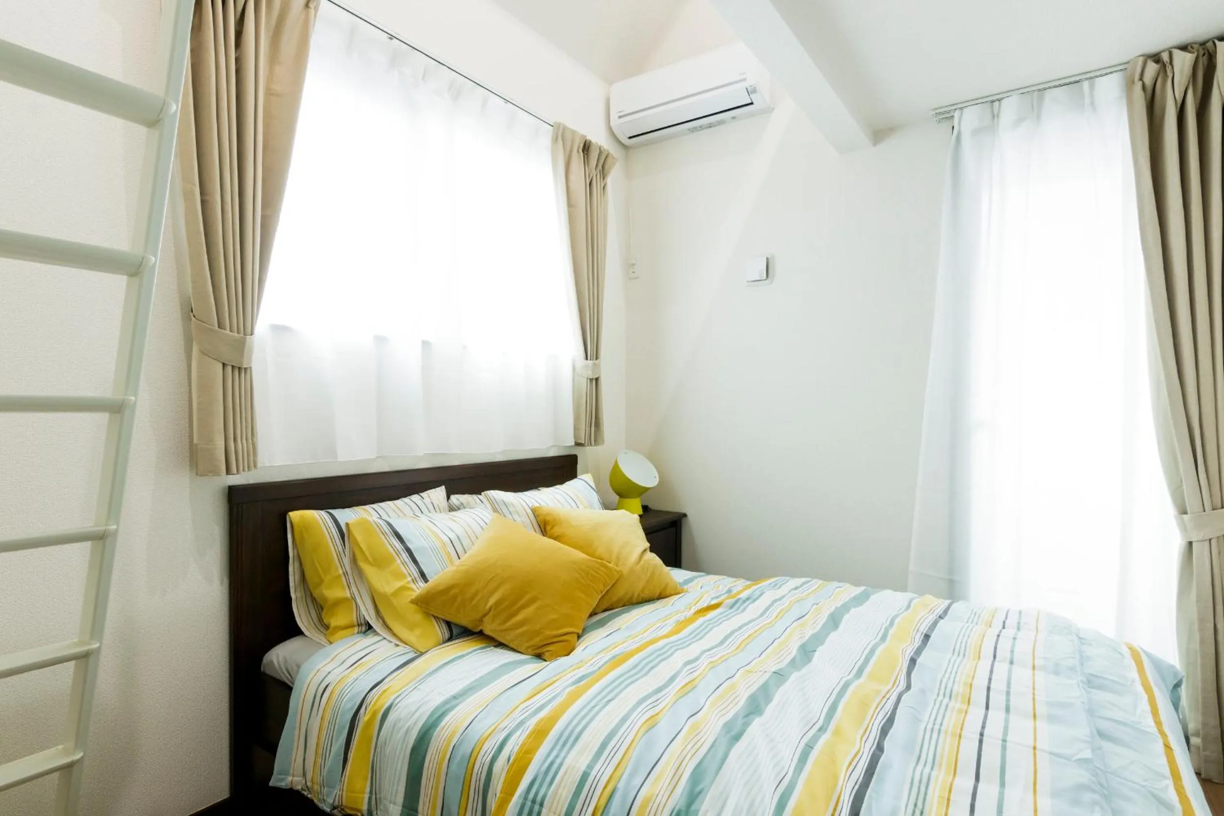 Bed in Crescent Moon Nakanoshimbashi