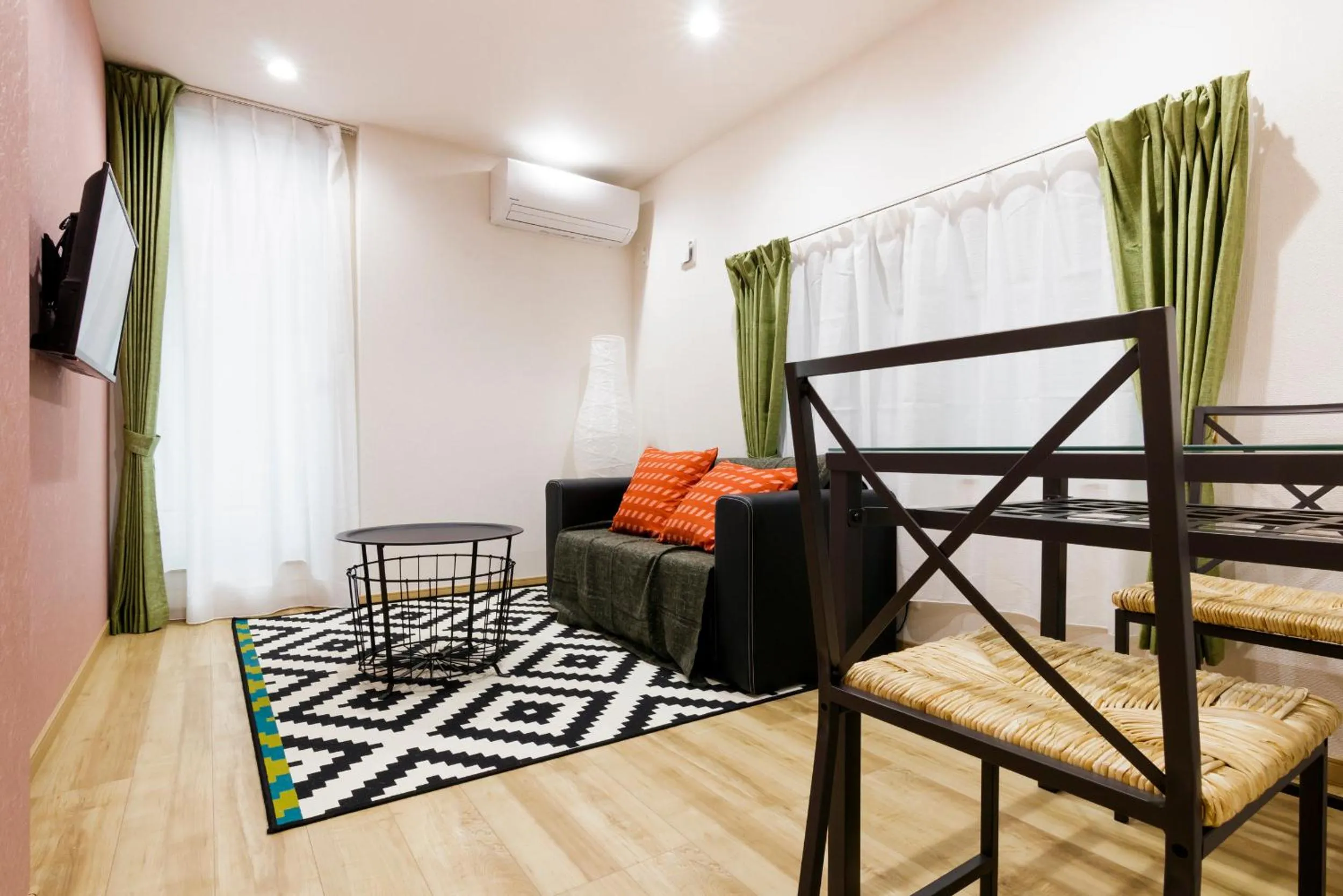 Crescent Moon Nakanoshimbashi