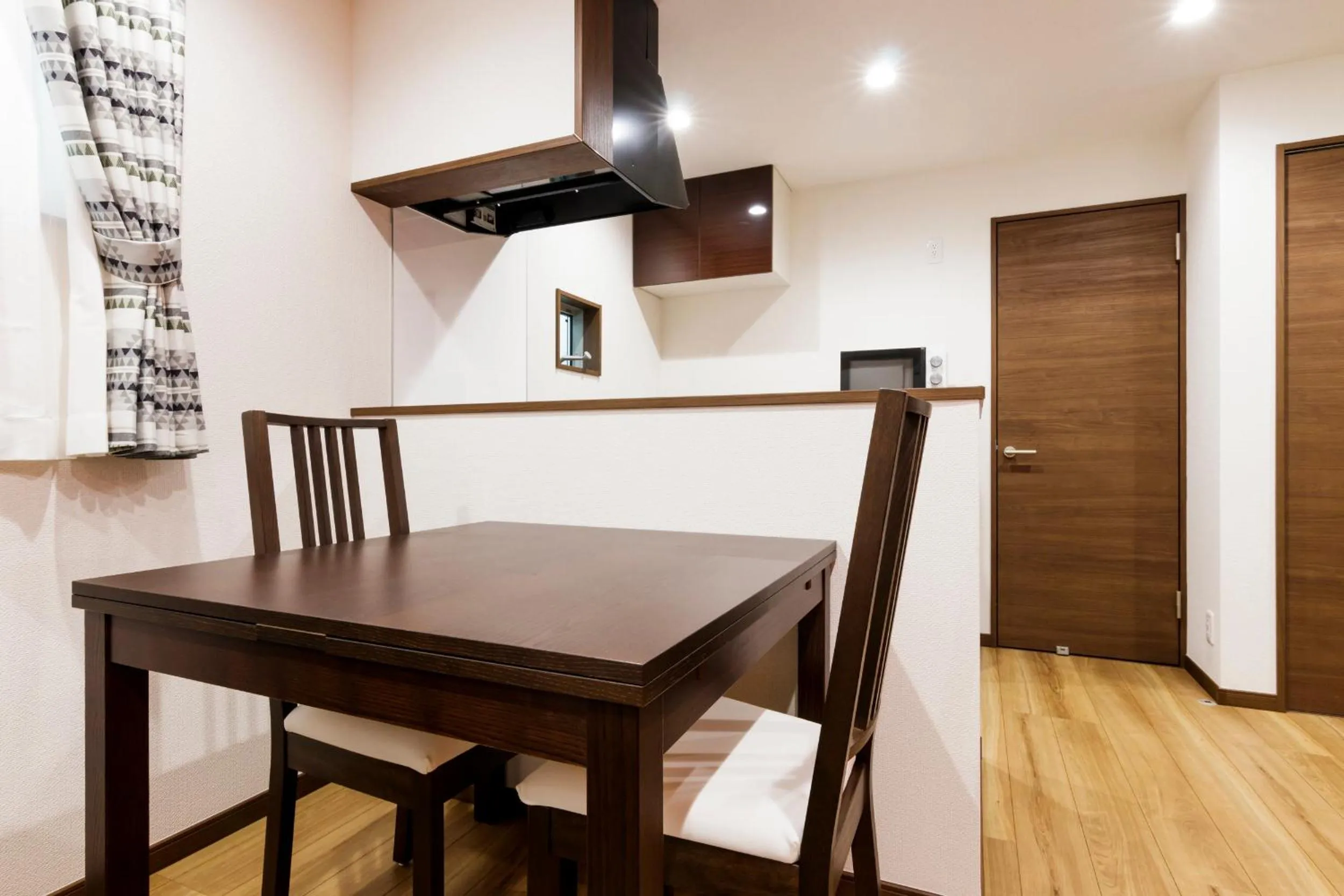 Crescent Moon Nakanoshimbashi