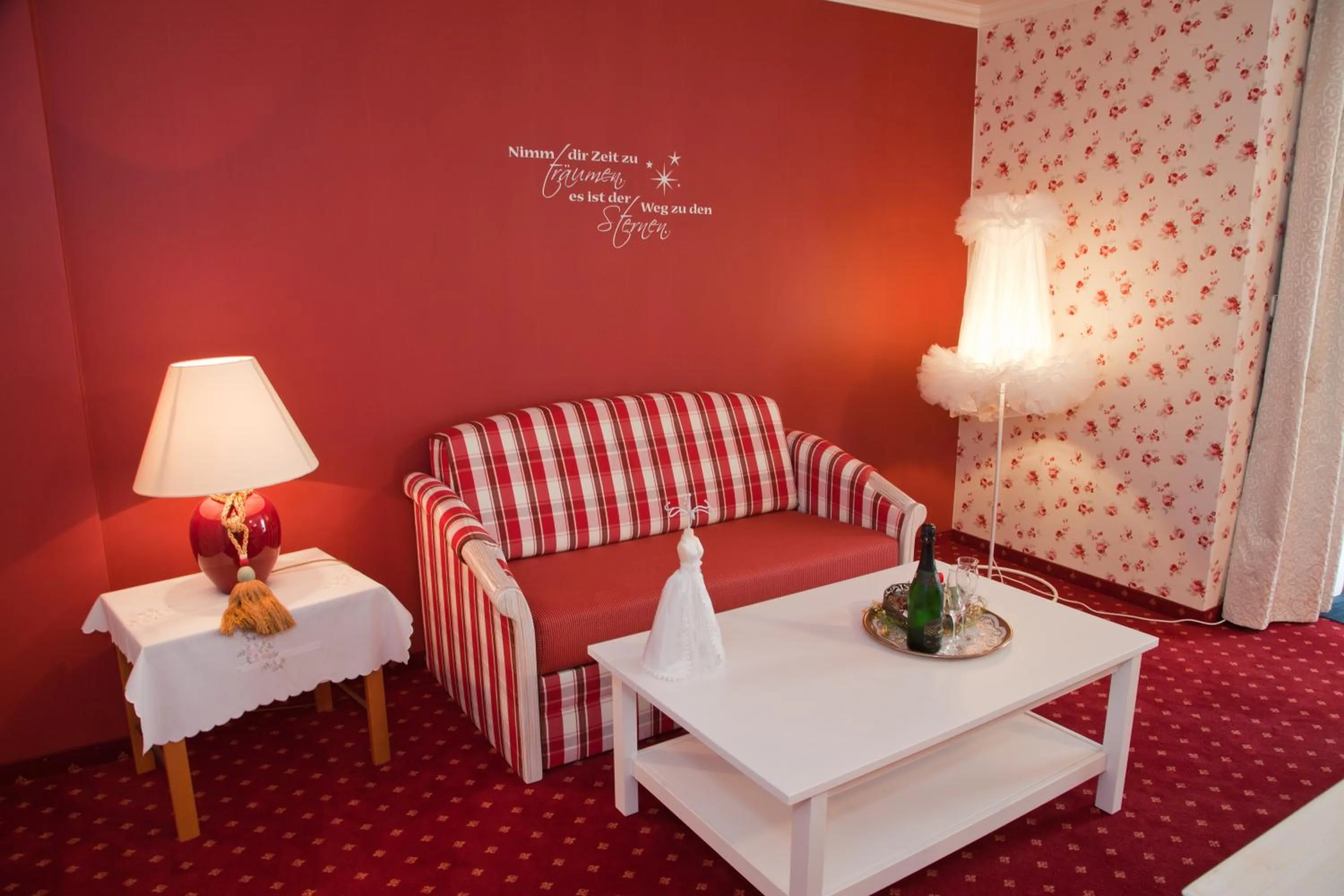 Seating area, Bed in Alter Landkrug