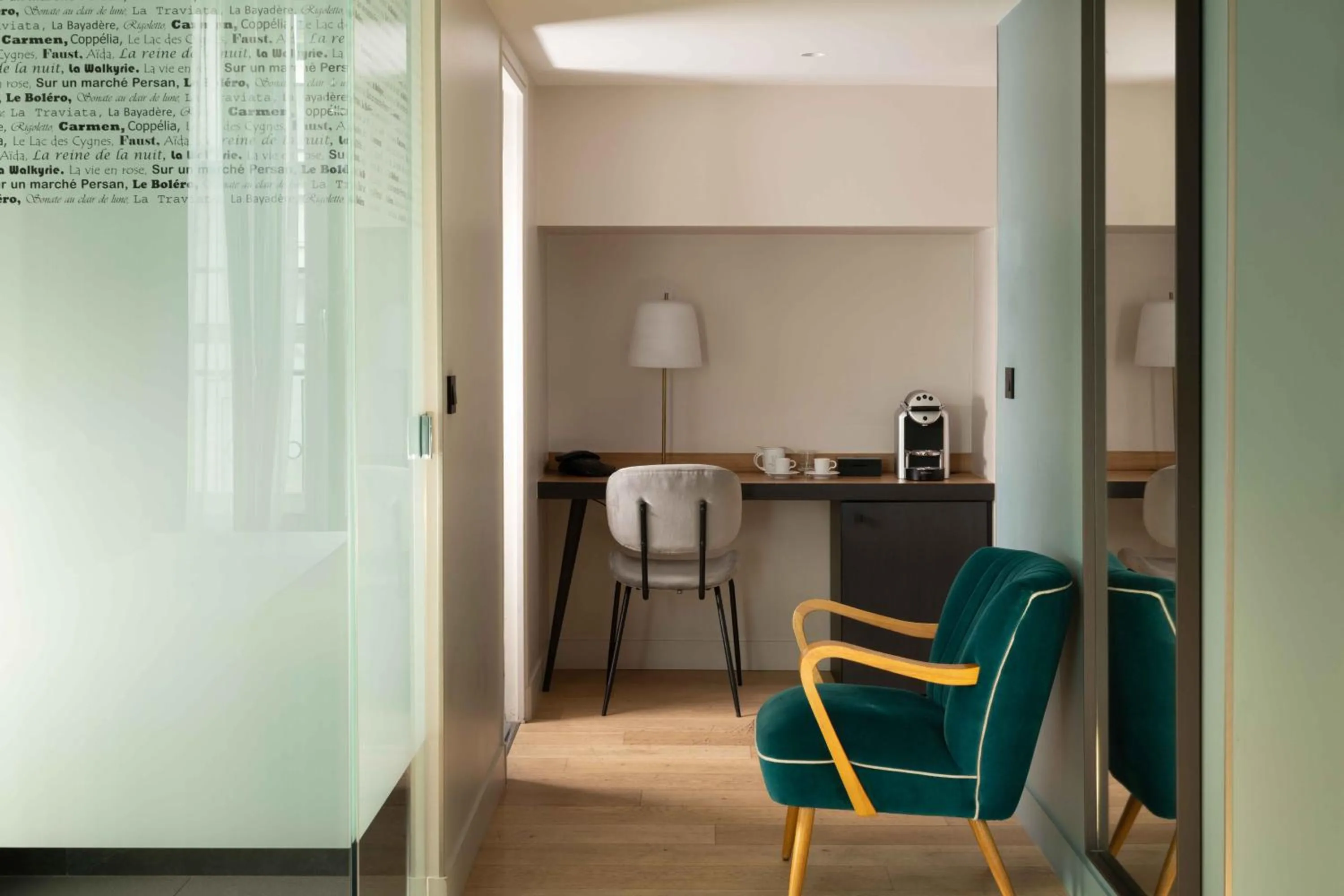 Bedroom in Lyric Hotel Paris Opera