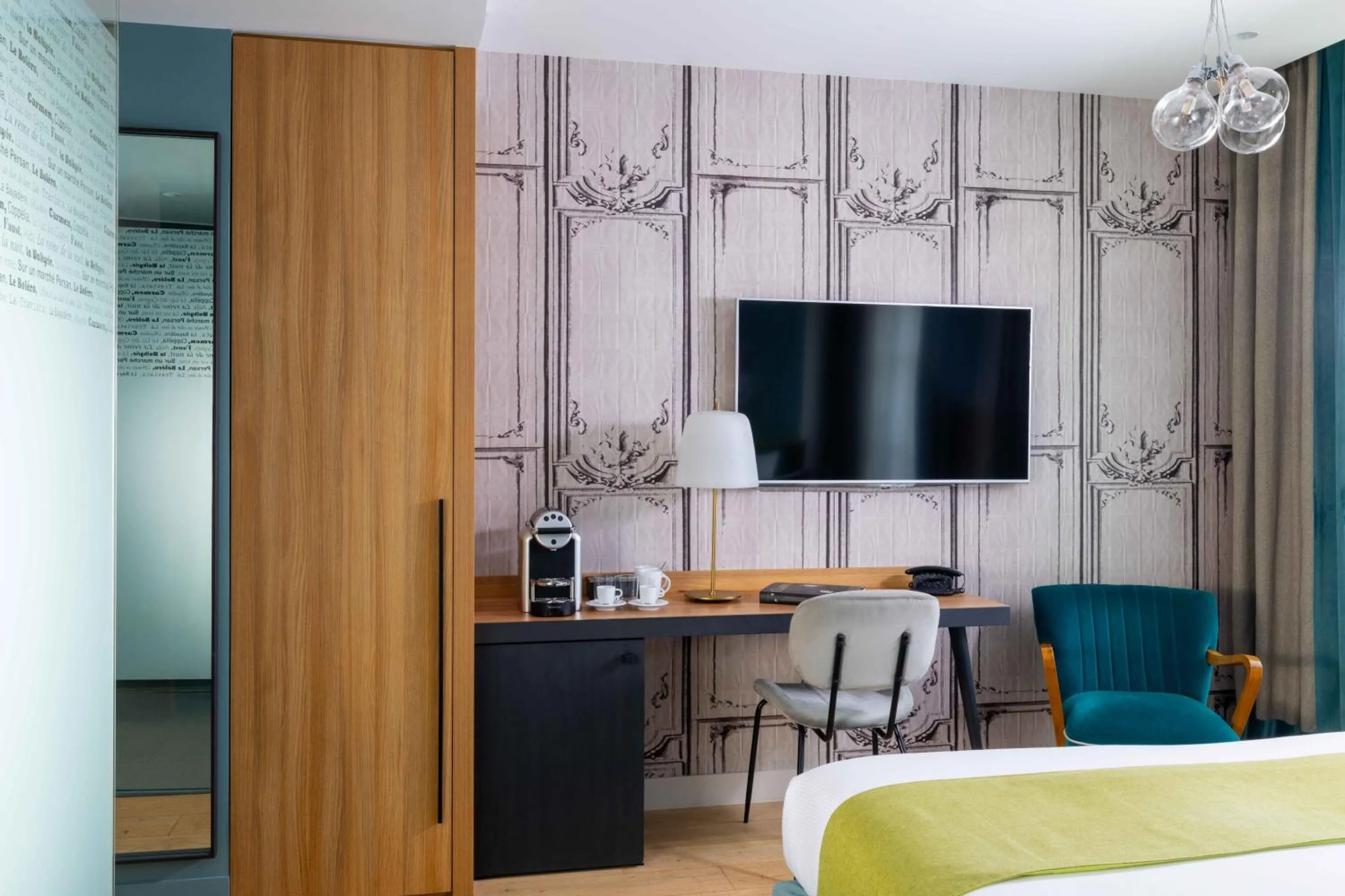 Bedroom in Lyric Hotel Paris Opera