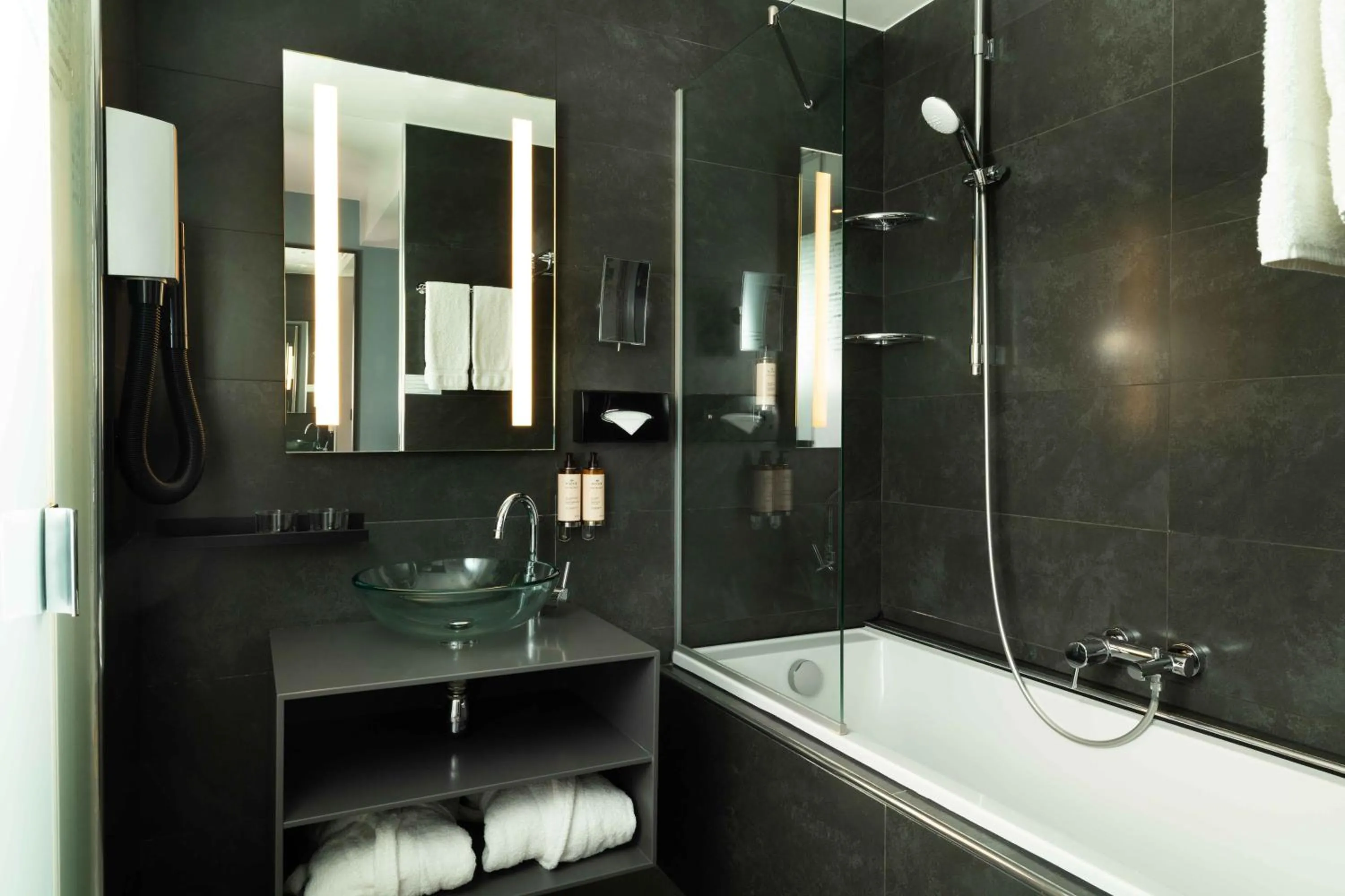 Bathroom in Lyric Hotel Paris Opera