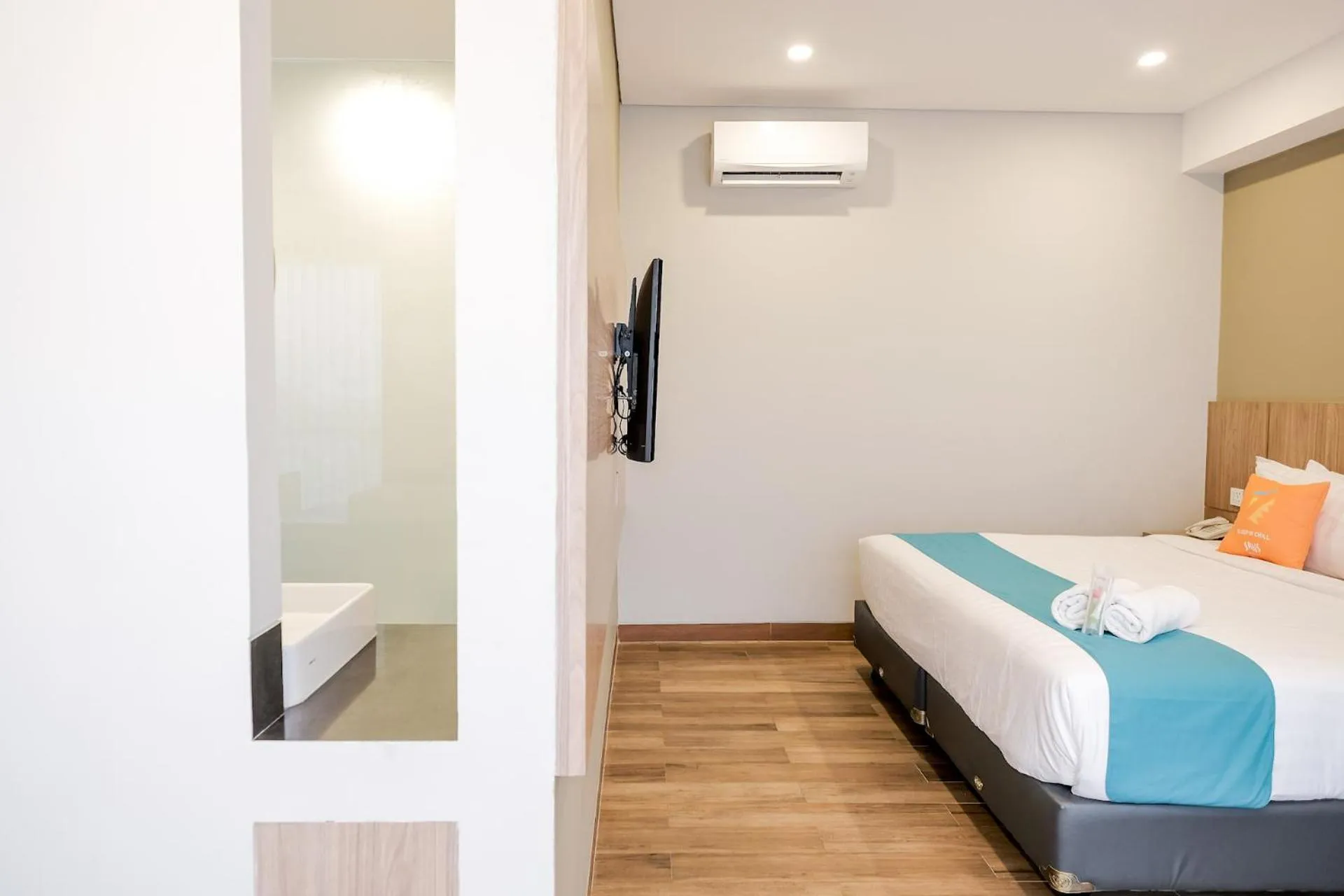 Photo of the whole room, Bed in Sans Hotel Puri Indah Jakarta