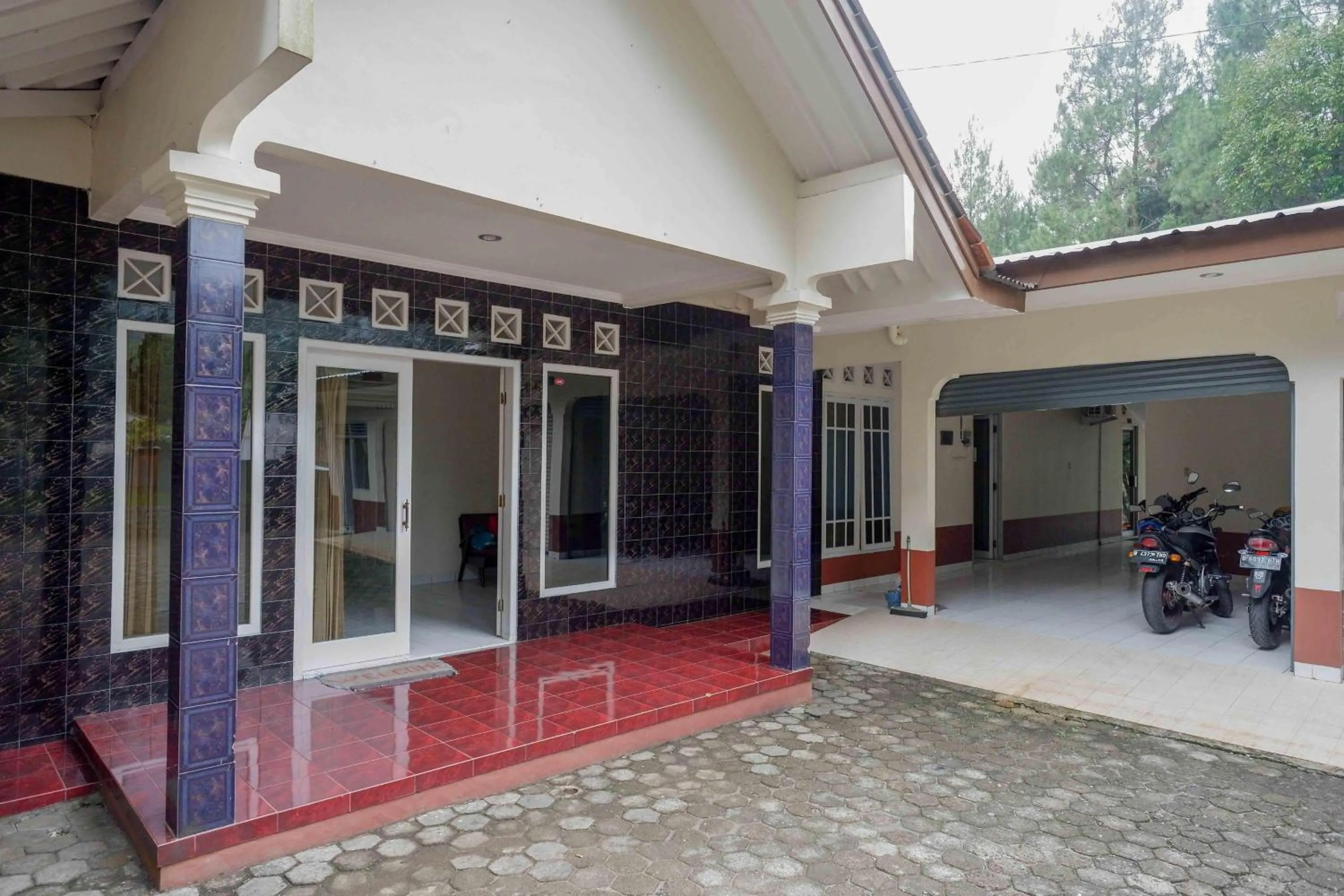 Facade/entrance in RedDoorz near Lokawisata Baturaden 2