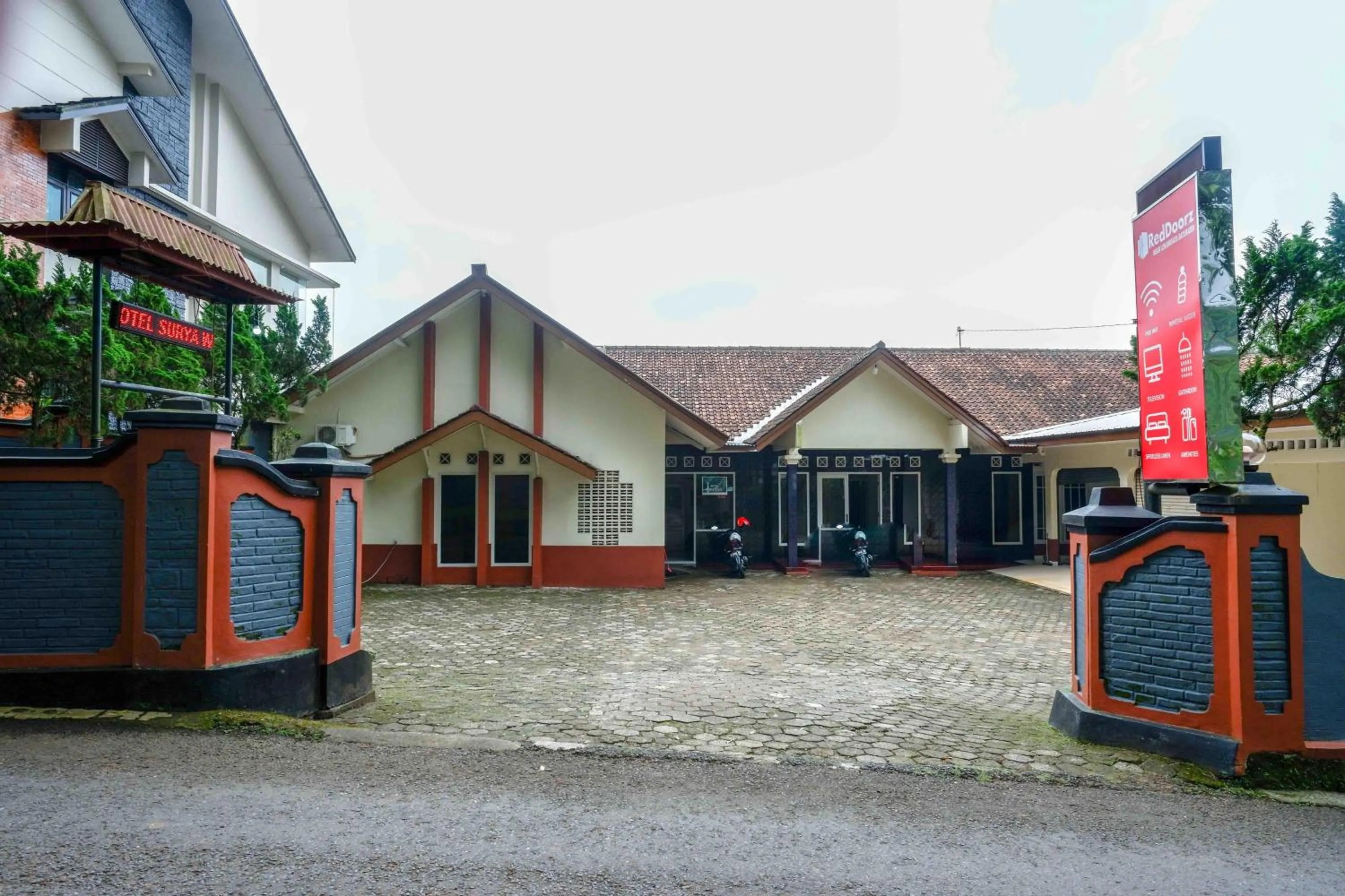 Facade/entrance in RedDoorz near Lokawisata Baturaden 2