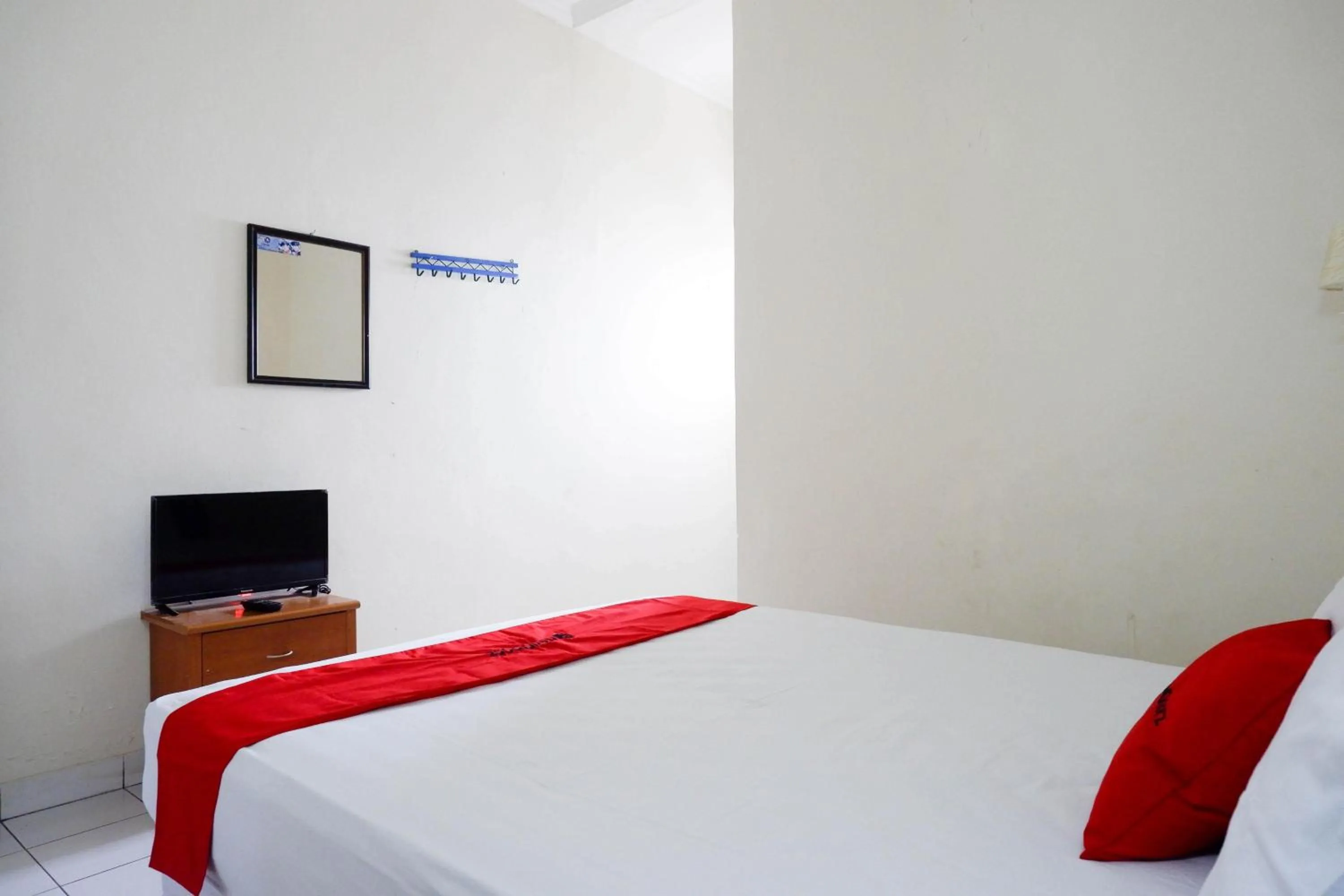 Bedroom, Bed in RedDoorz near Lokawisata Baturaden 2