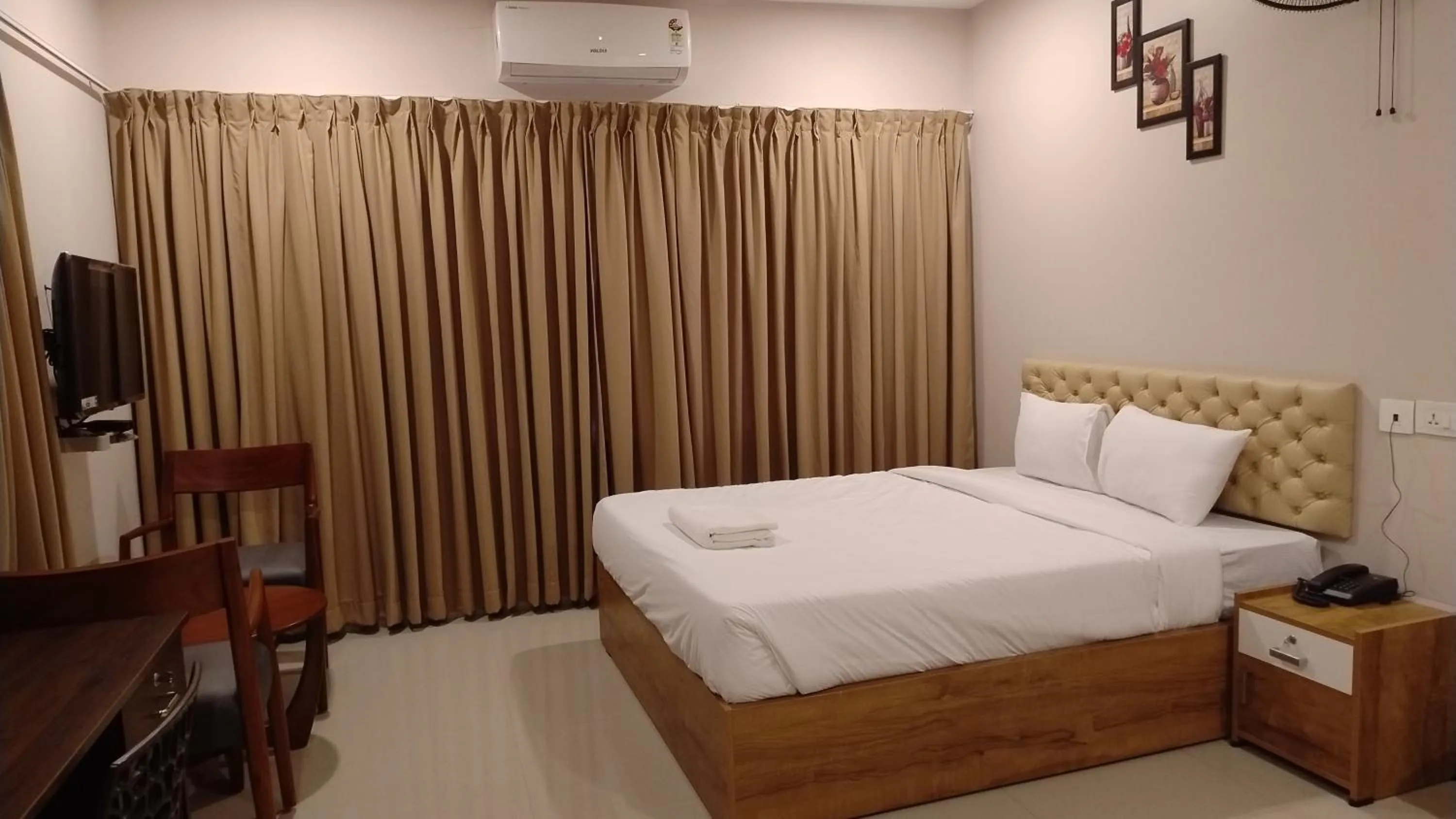 Property building, Bed in Gateway Airport Hotel