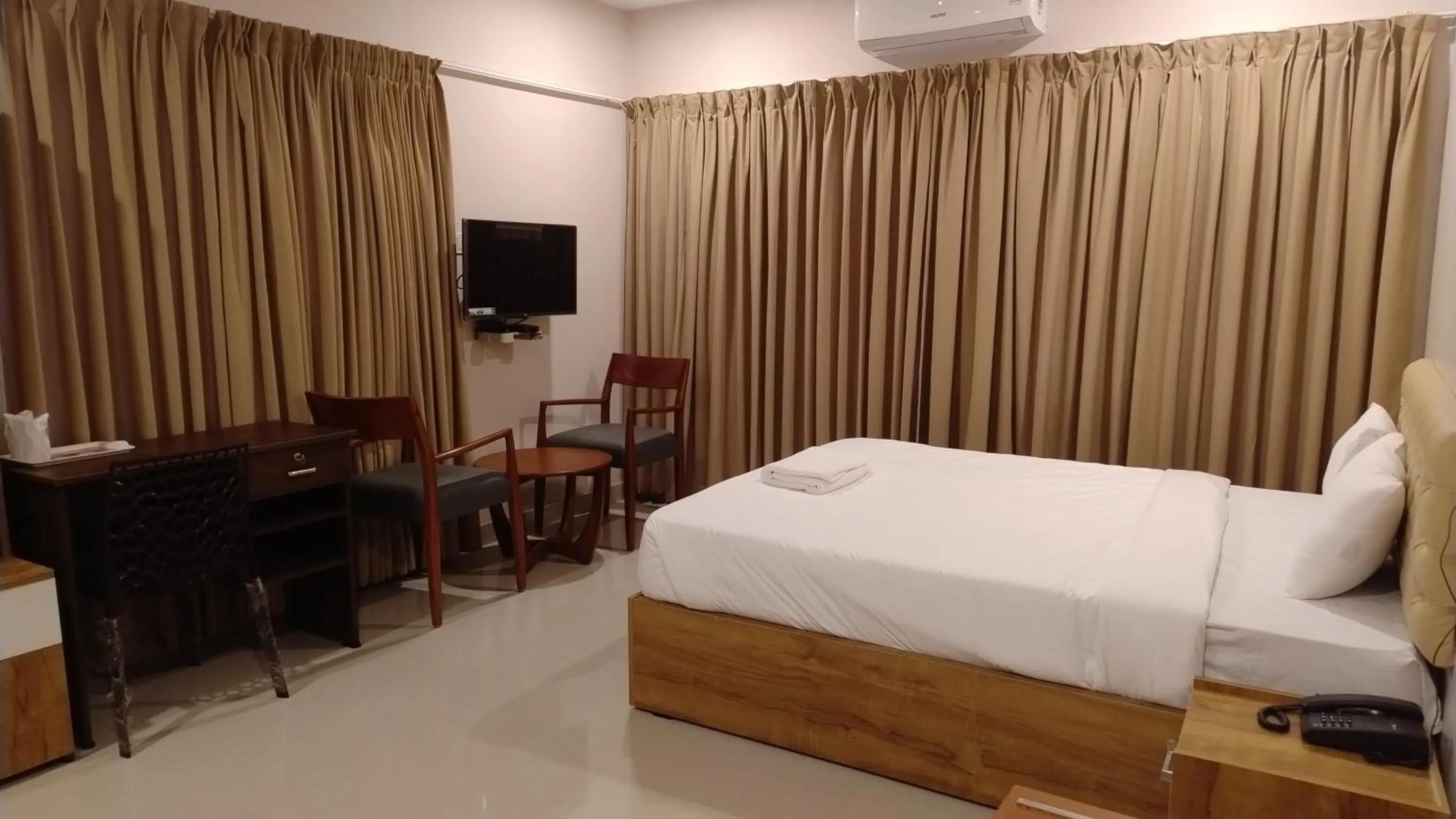 Property building, Bed in Gateway Airport Hotel