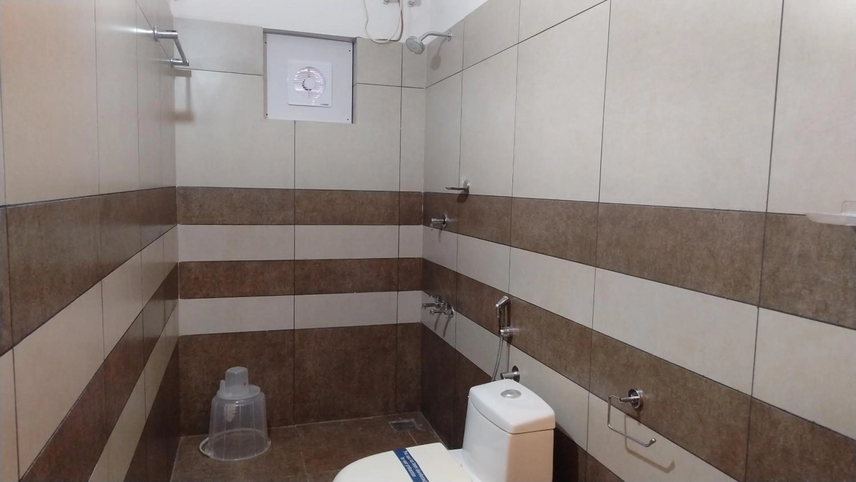 Toilet in Gateway Airport Hotel