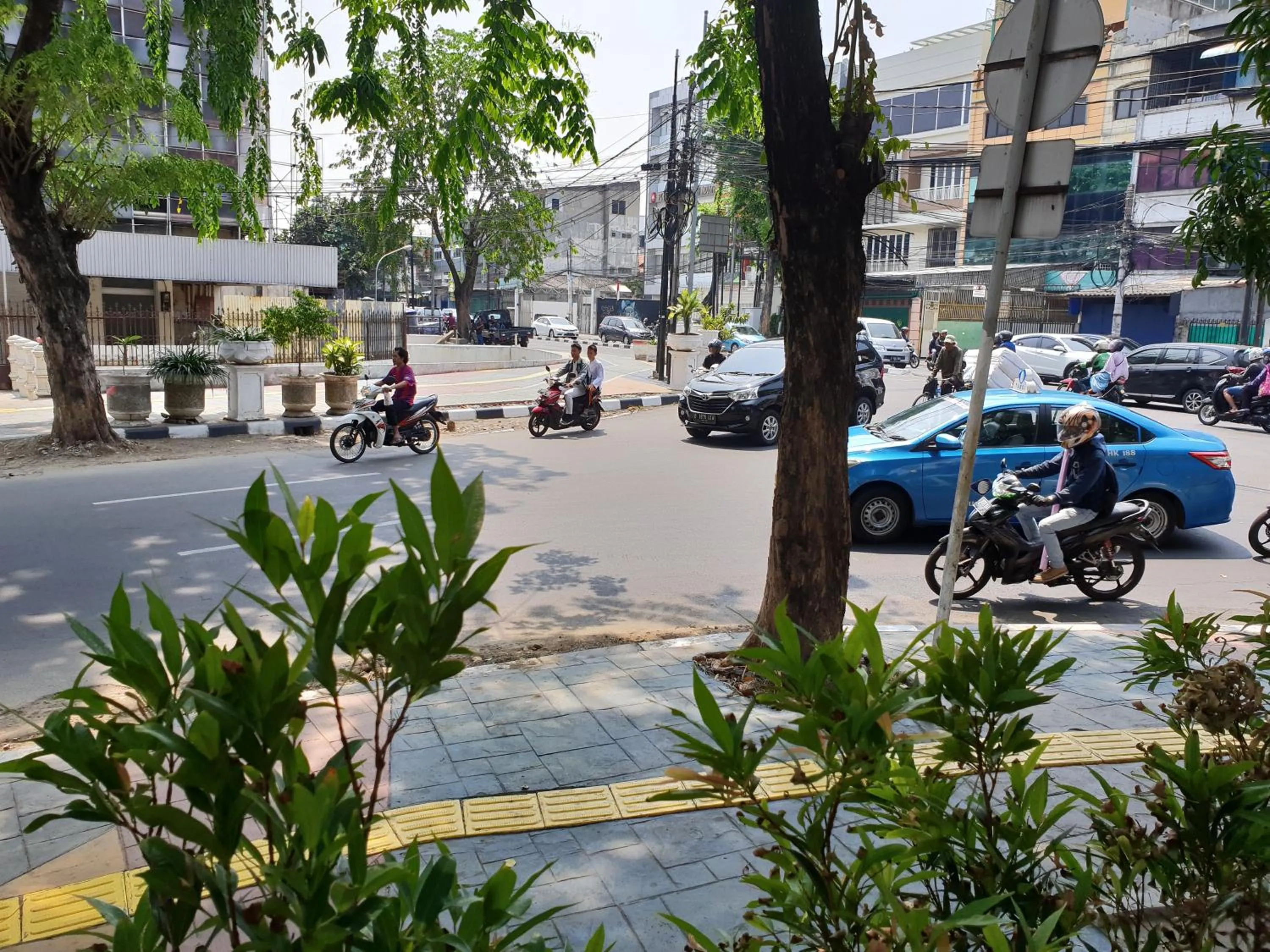 Quiet street view in N3 Zainul Arifin Hotel