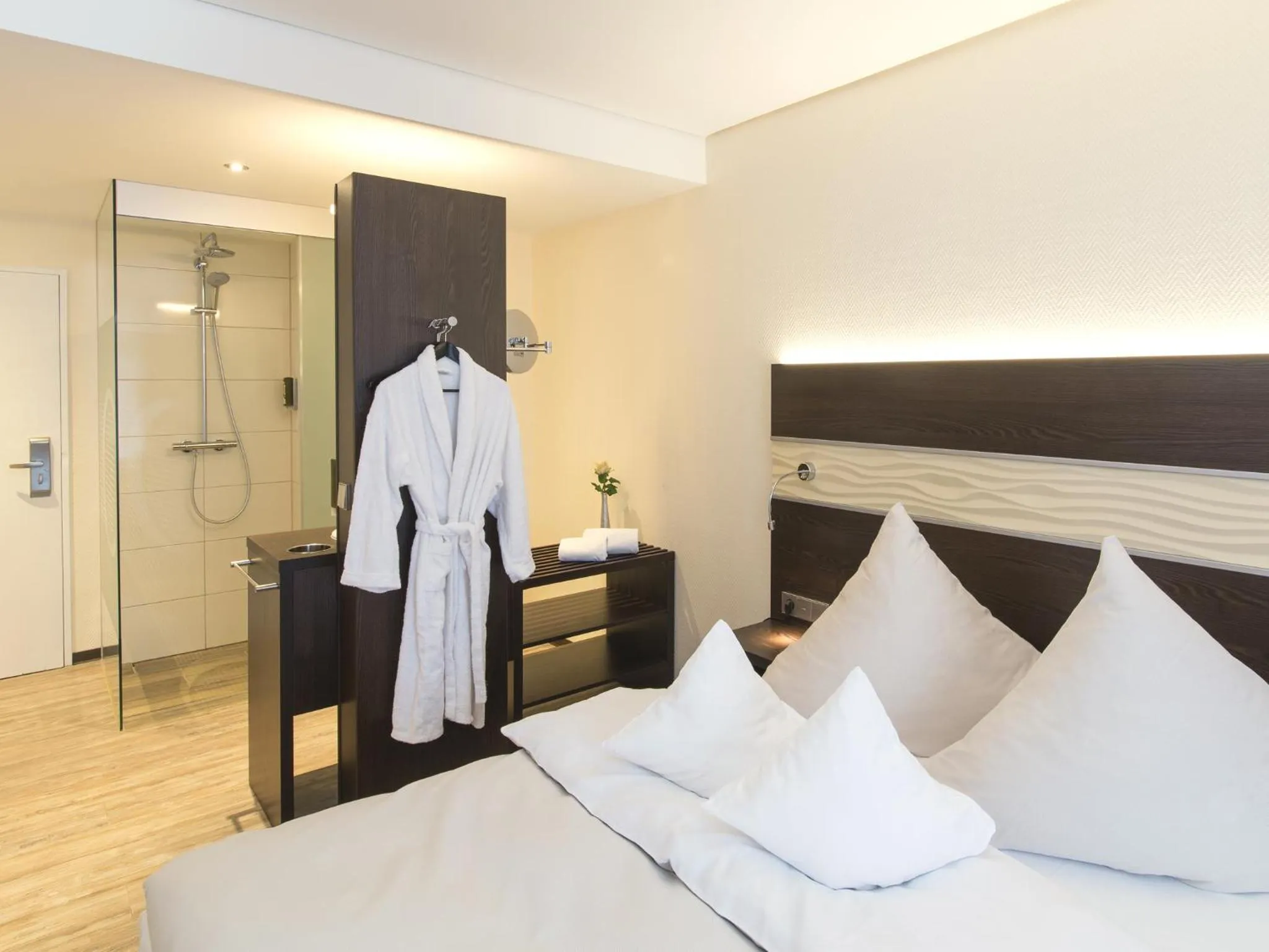 Photo of the whole room, Bed in Concorde Hotel am Leineschloss