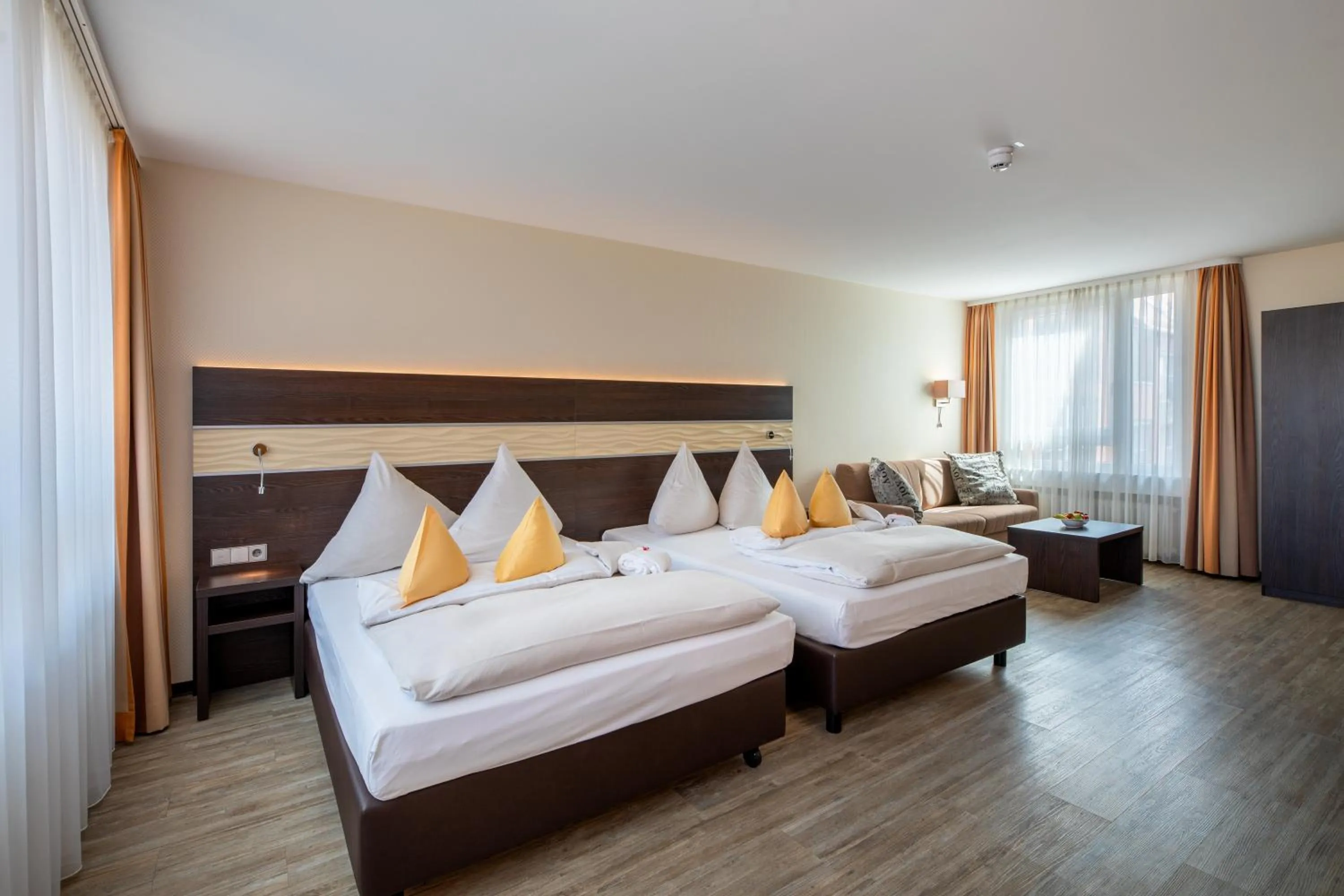 Photo of the whole room, Bed in Concorde Hotel am Leineschloss